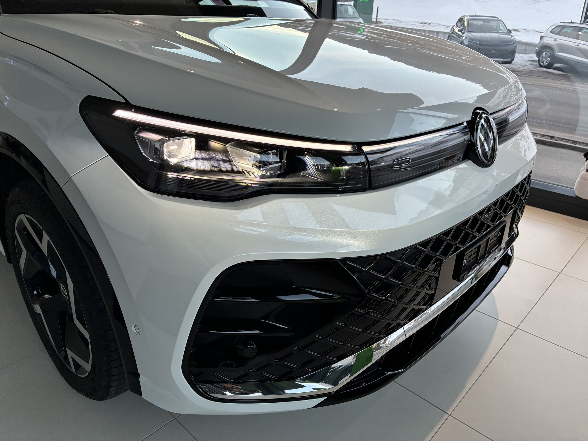VW NEW Tiguan R-Line / AHK / Head-Up-image-2