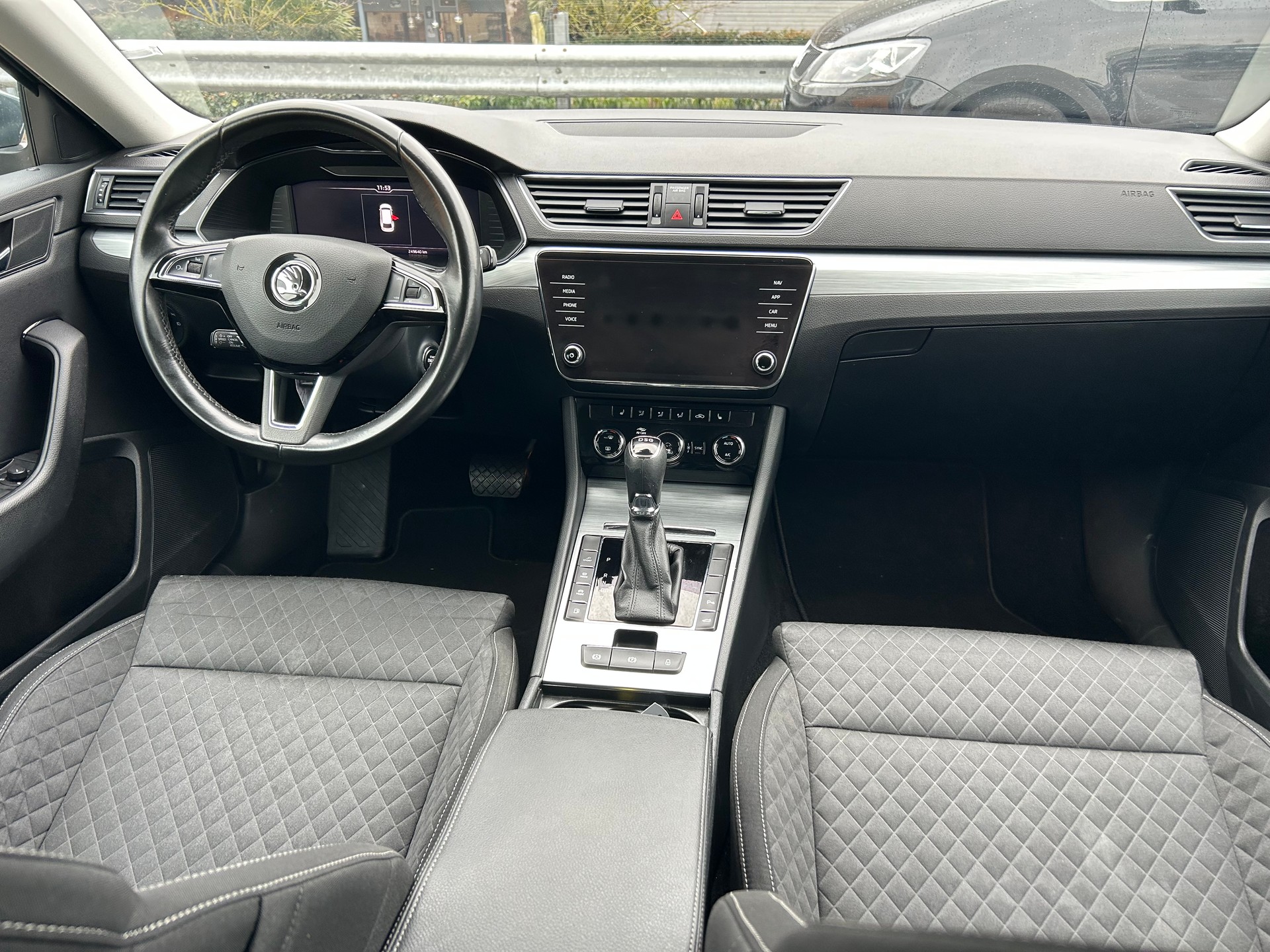 SKODA Superb 1.4 TSI Ambition PHEV DSC-image-8