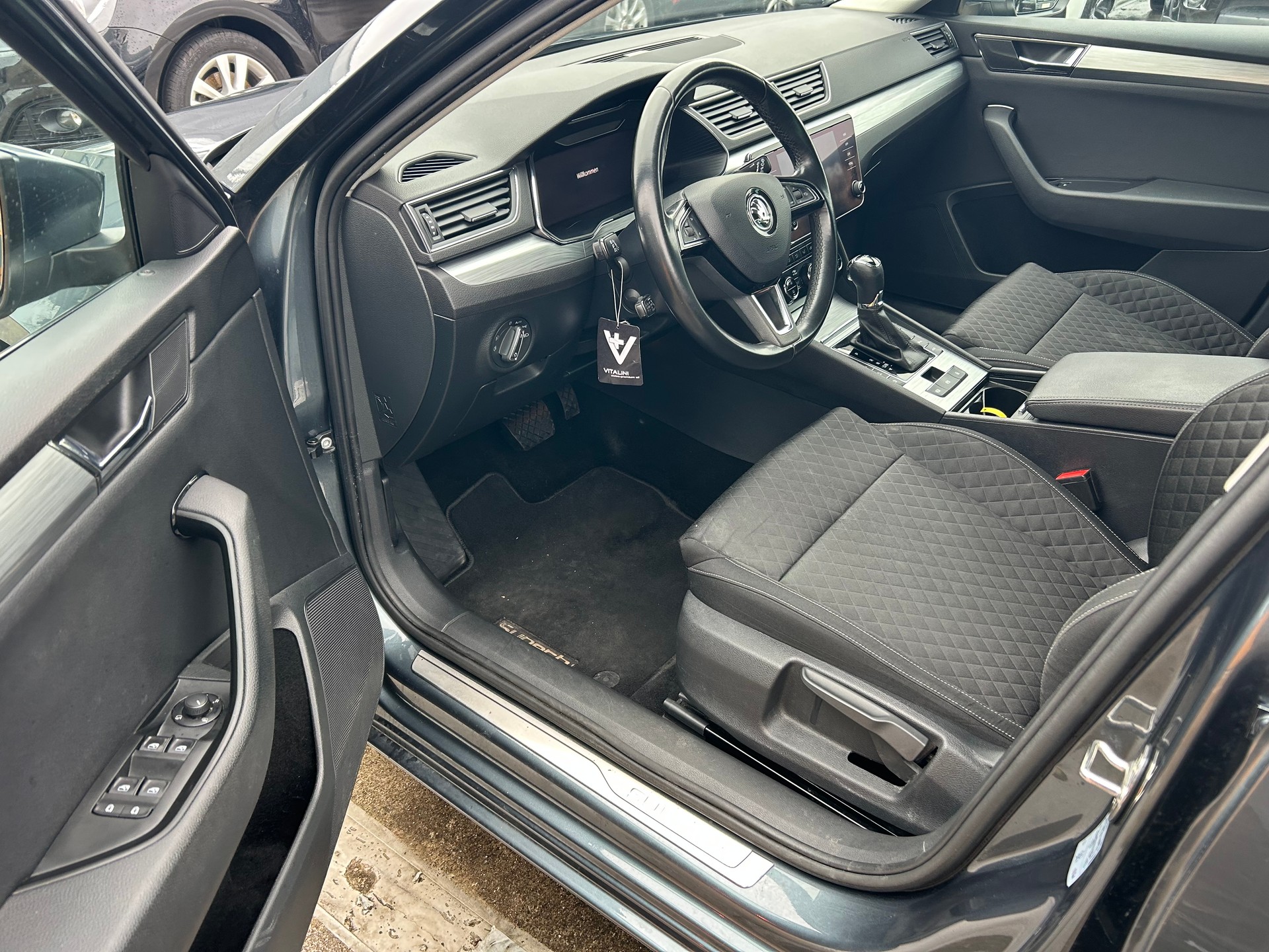 SKODA Superb 1.4 TSI Ambition PHEV DSC-image-9