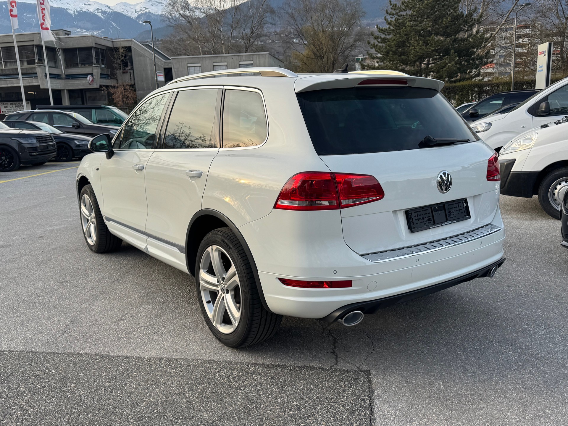 VW Touareg 3.0 TDI BMT Black Pearl Tiptronic R Line-image-5