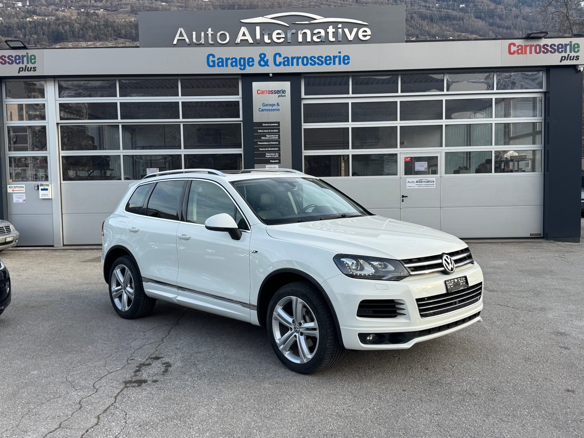 VW Touareg 3.0 TDI BMT Black Pearl Tiptronic R Line-image-0
