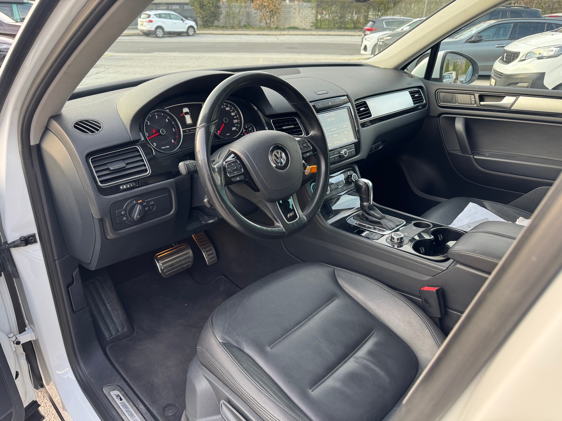 VW Touareg 3.0 TDI BMT Black Pearl Tiptronic R Line-image-10