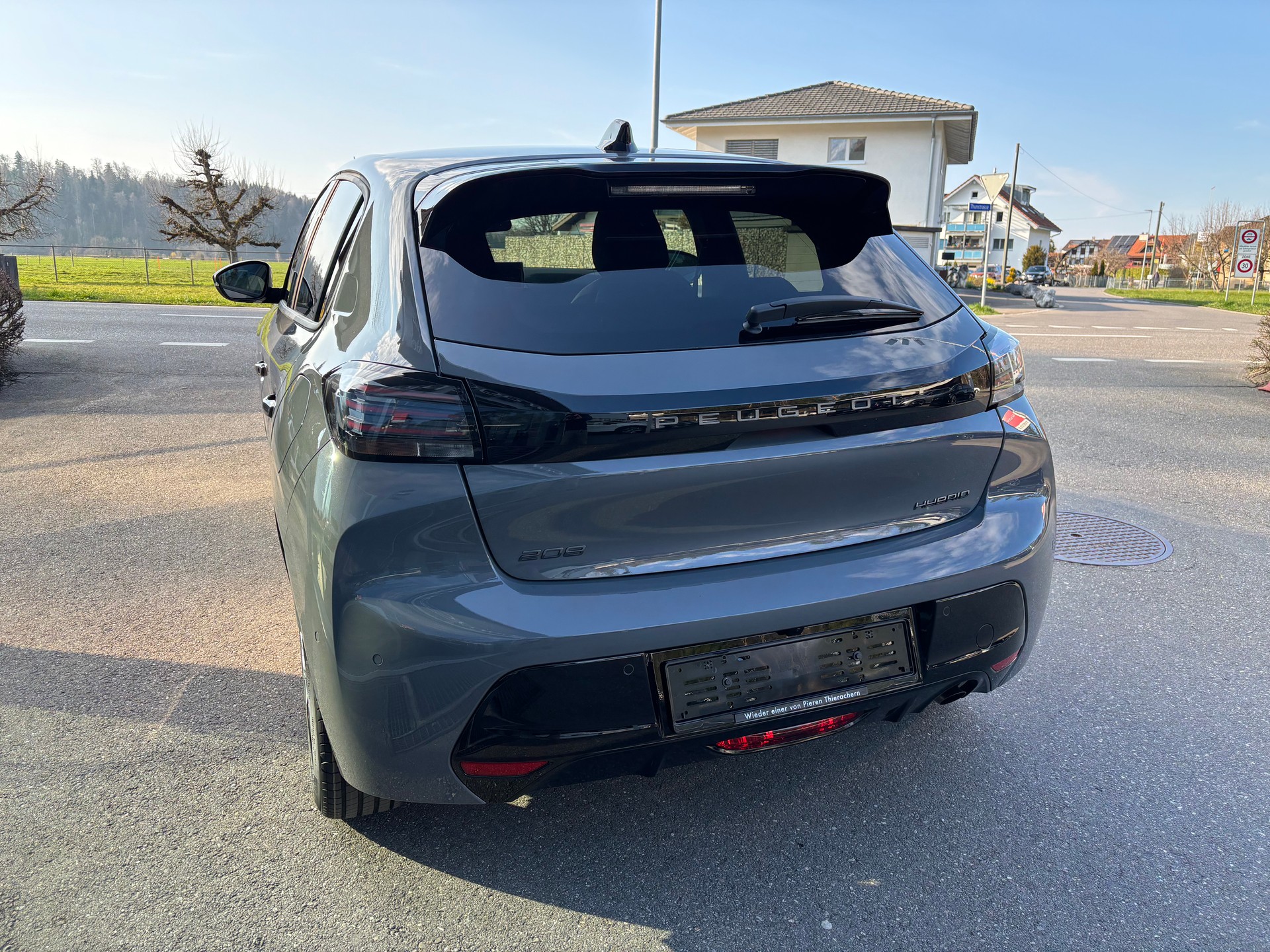 PEUGEOT 208 1.2 MHEV 110 Allure Premium-image-2