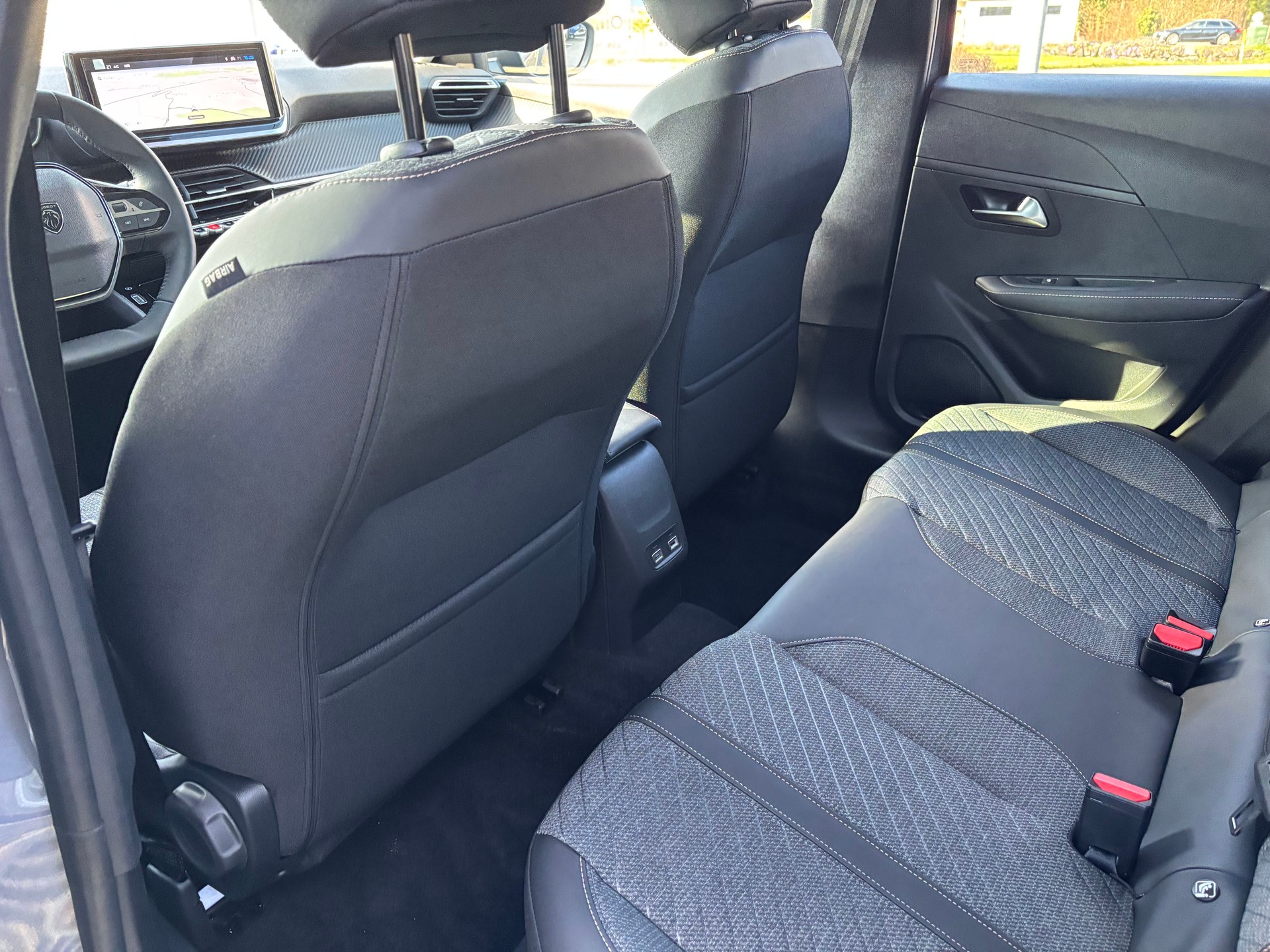 PEUGEOT 208 1.2 MHEV 110 Allure Premium-image-8