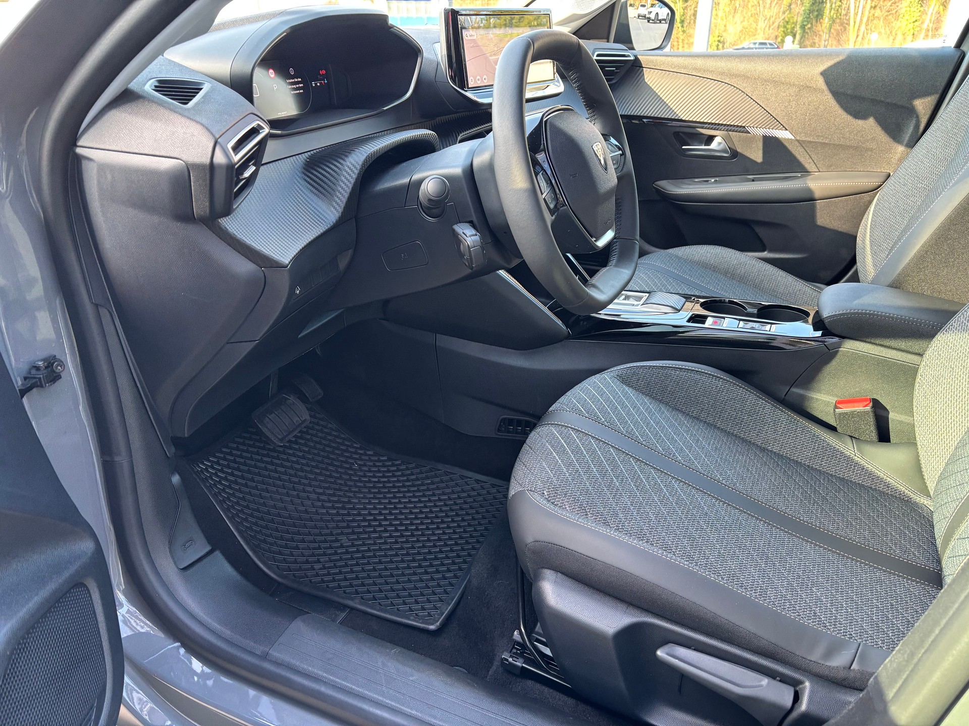PEUGEOT 208 1.2 MHEV 110 Allure Premium-image-10