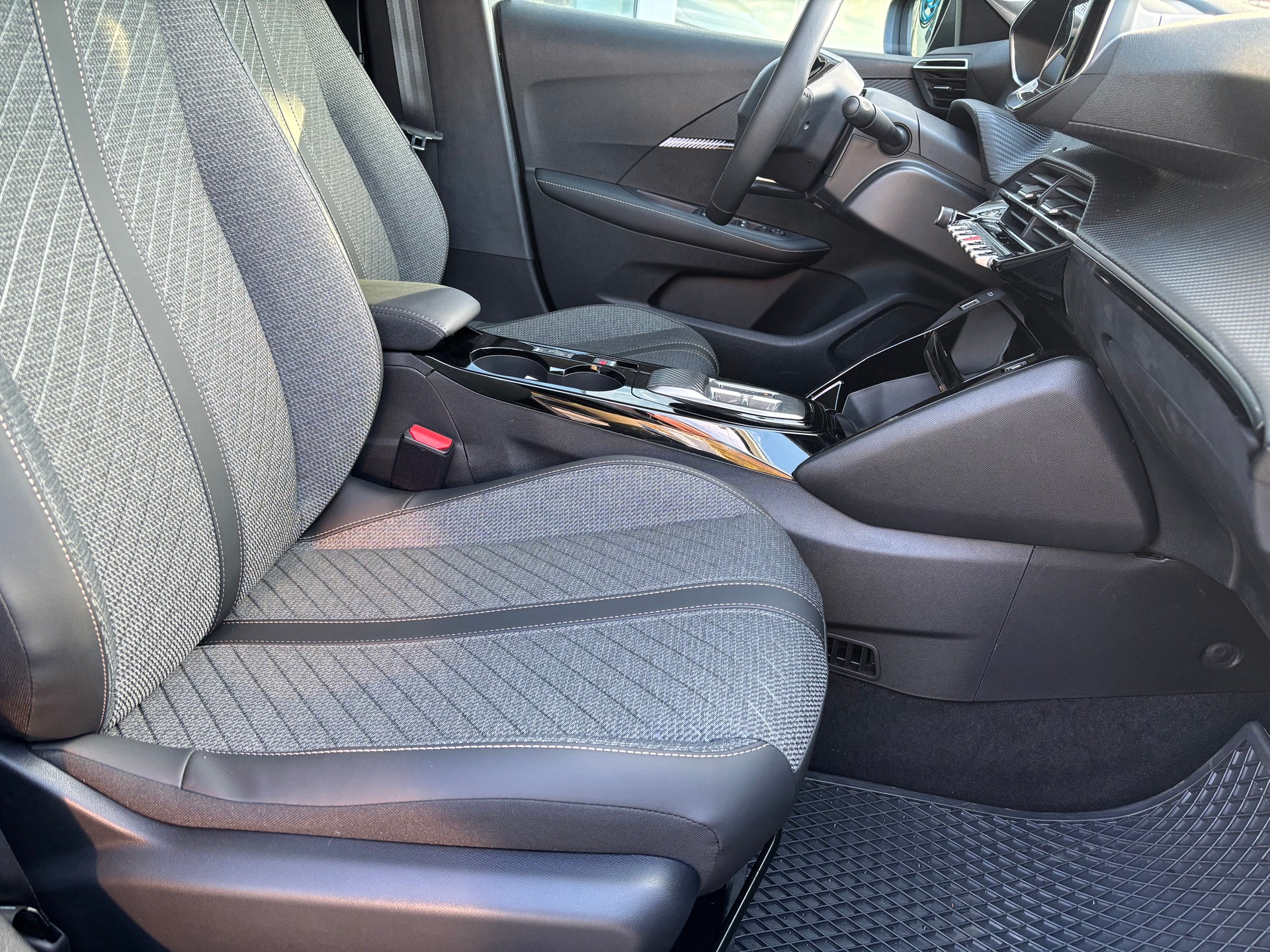 PEUGEOT 208 1.2 MHEV 110 Allure Premium-image-7