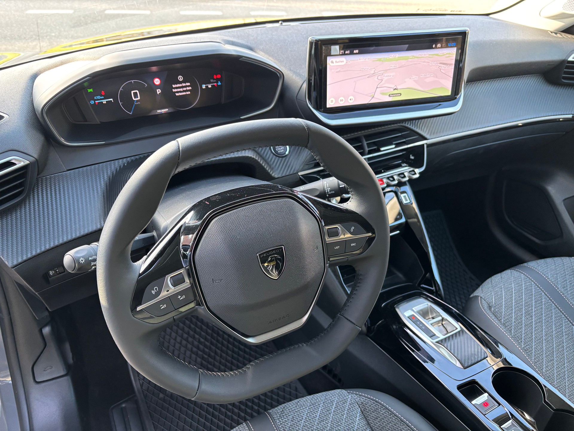 PEUGEOT 208 1.2 MHEV 110 Allure Premium-image-11