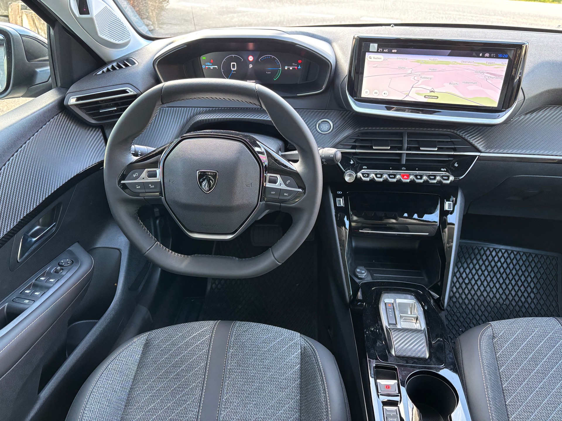 PEUGEOT 208 1.2 MHEV 110 Allure Premium-image-9