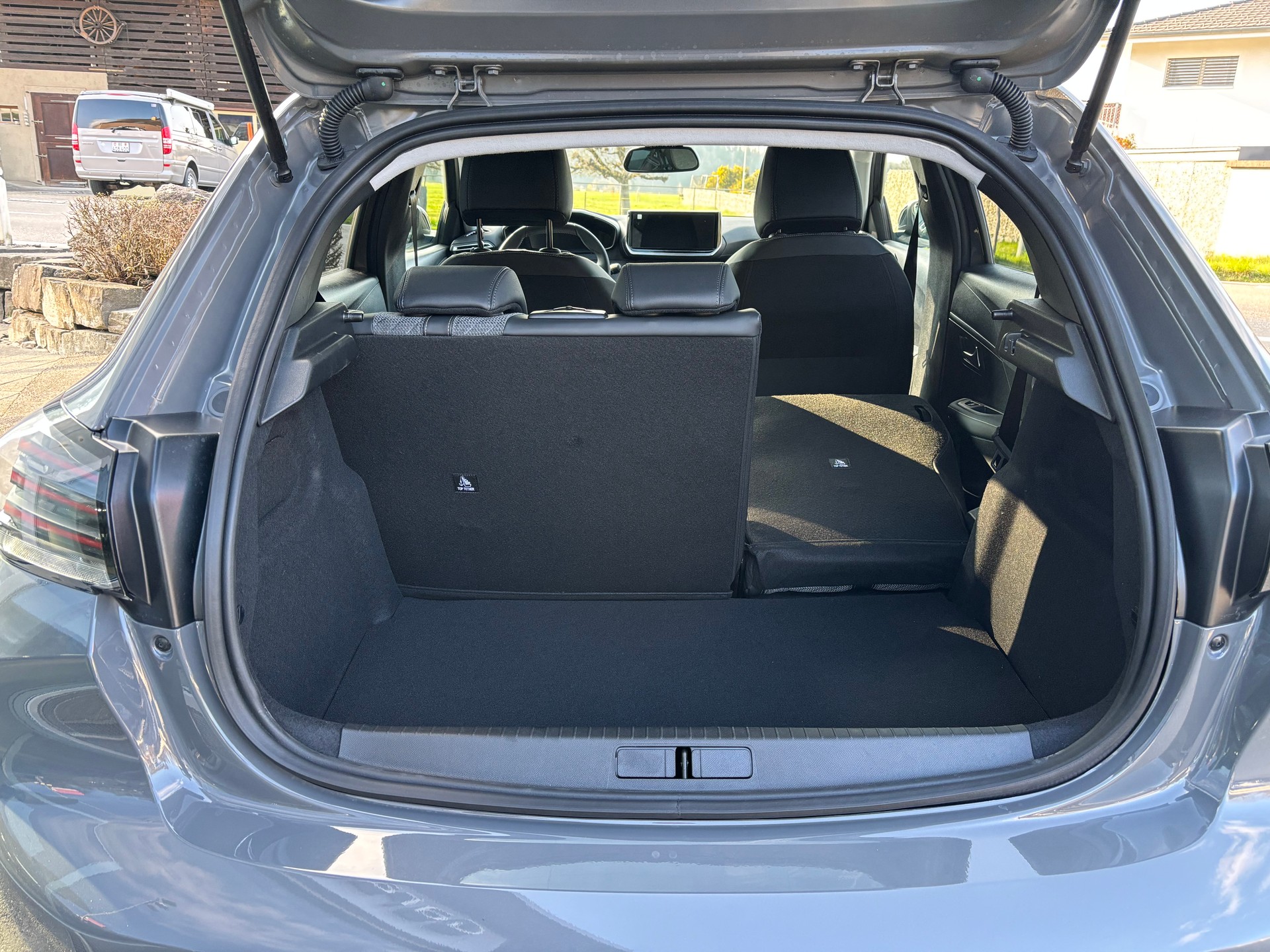 PEUGEOT 208 1.2 MHEV 110 Allure Premium-image-5