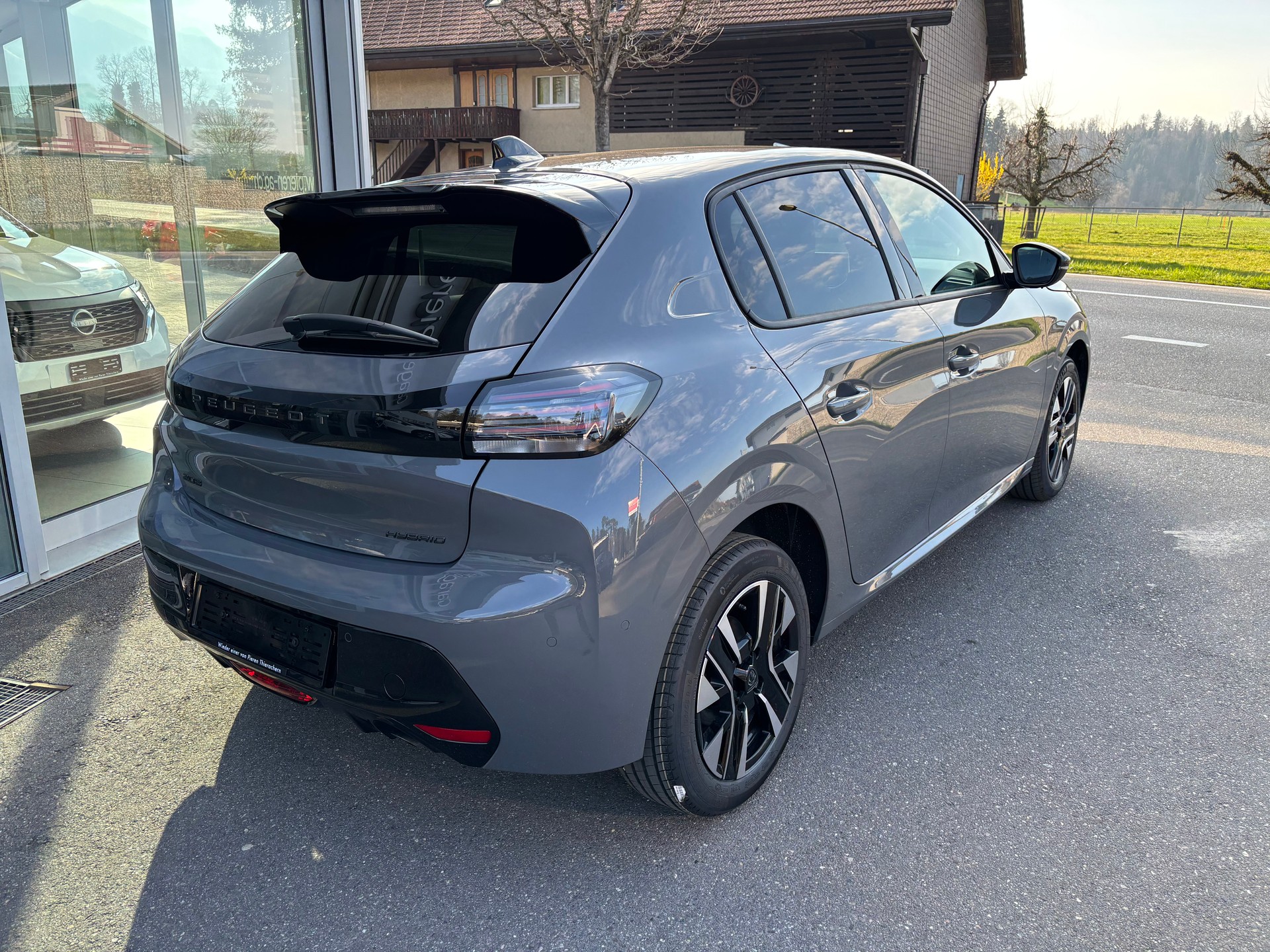 PEUGEOT 208 1.2 MHEV 110 Allure Premium-image-3