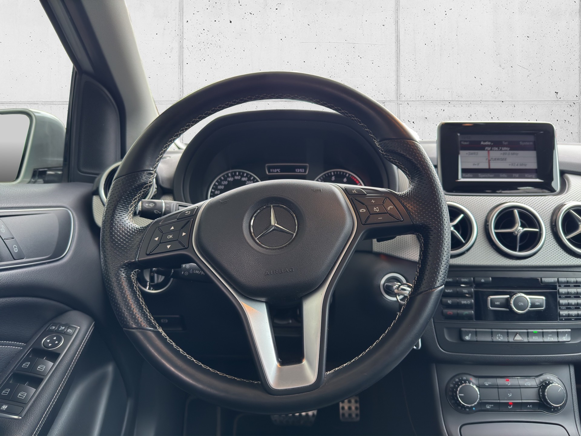 MERCEDES-BENZ B 180 7G-DCT-image-11