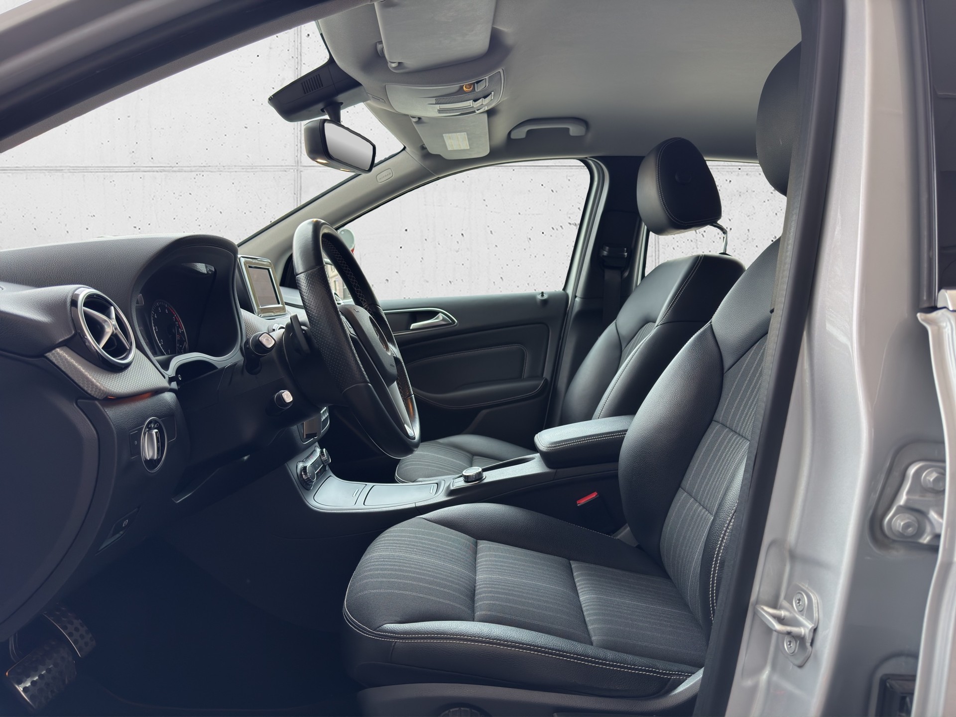MERCEDES-BENZ B 180 7G-DCT-image-9