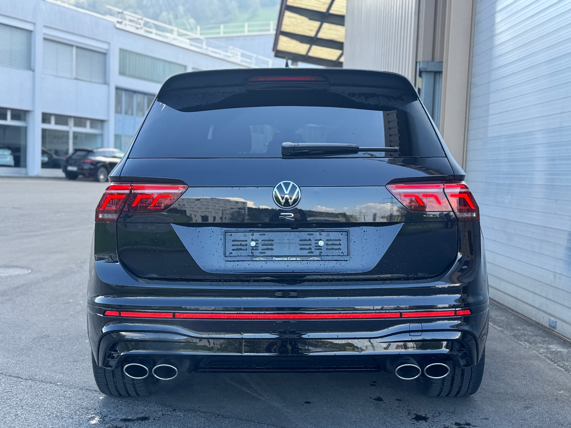 VW Tiguan 2.0TSI R 4Motion DSG-image-4