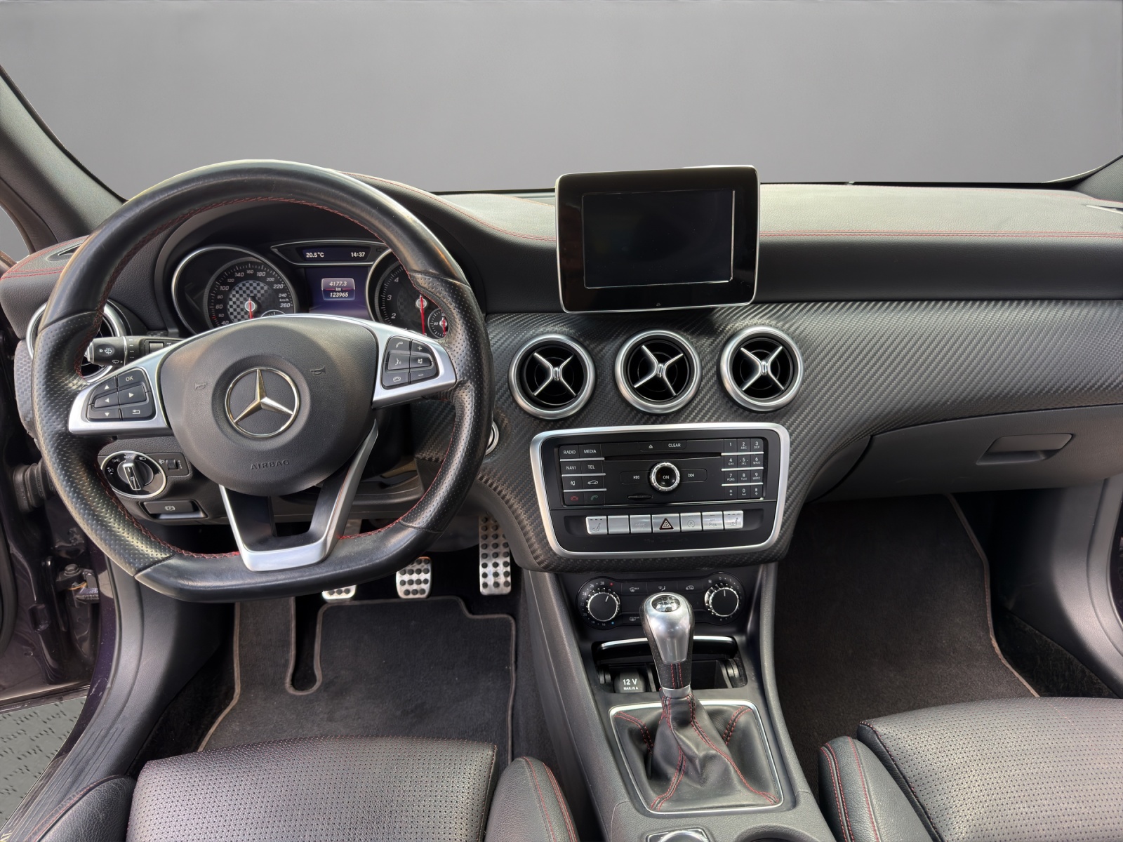 MERCEDES-BENZ A 180 AMG Line-image-13
