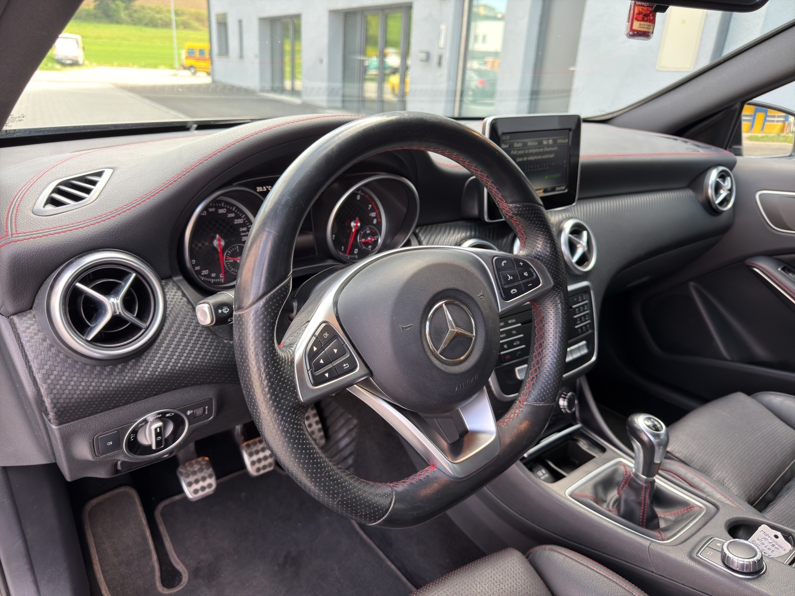 MERCEDES-BENZ A 180 AMG Line-image-21