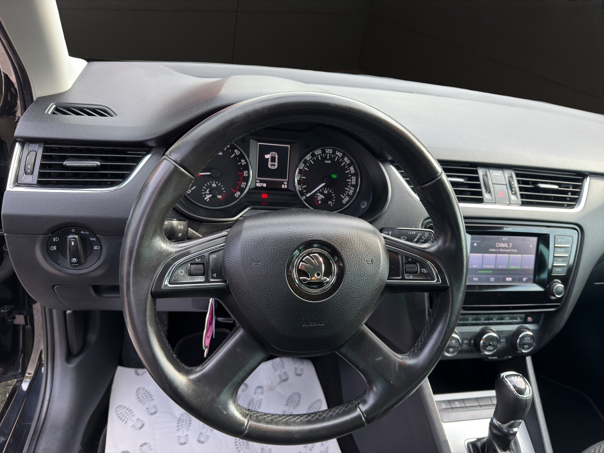 SKODA Octavia Combi 1.6 TDI Elegance DSG-image-14