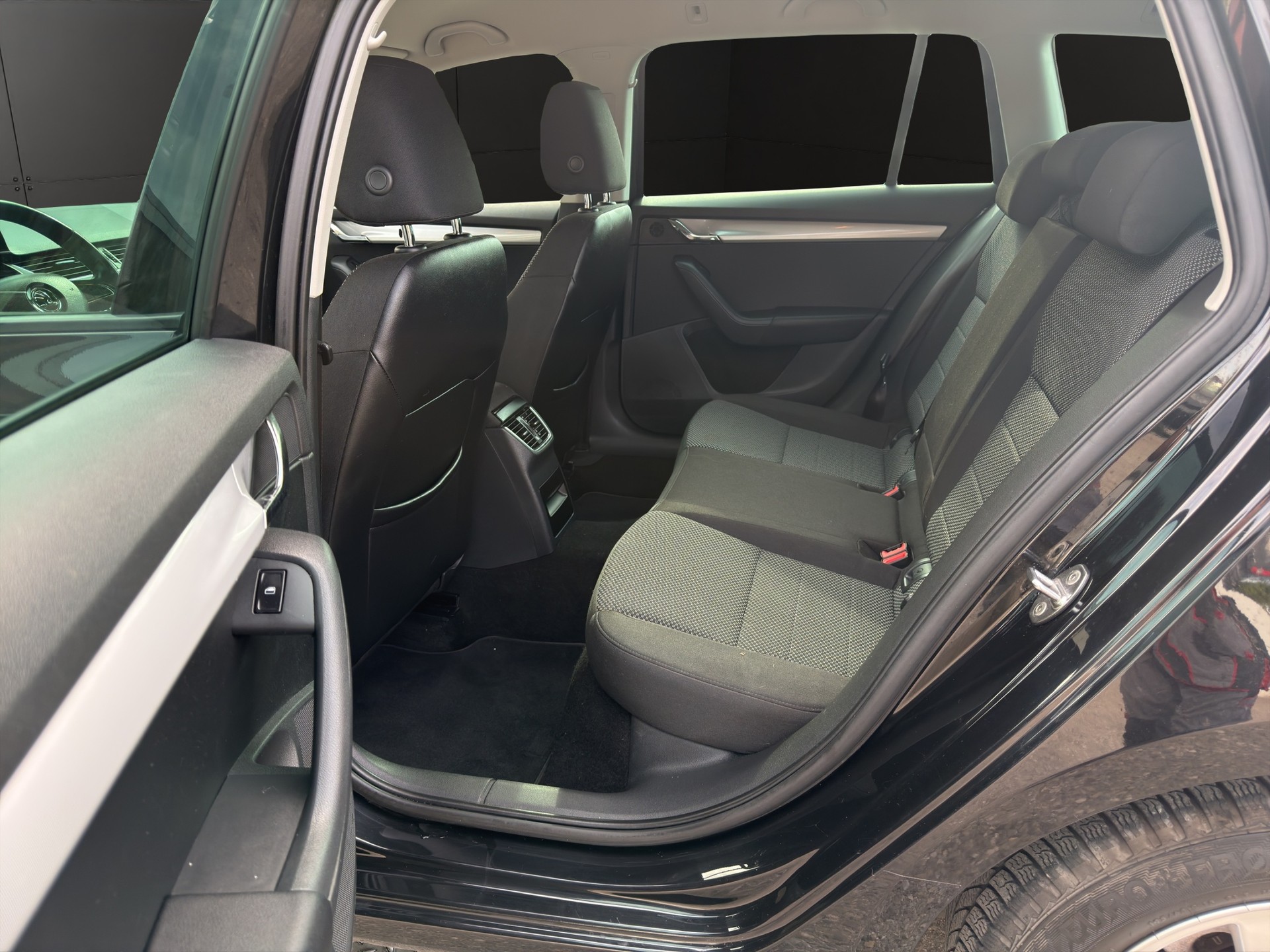 SKODA Octavia Combi 1.6 TDI Elegance DSG-image-13