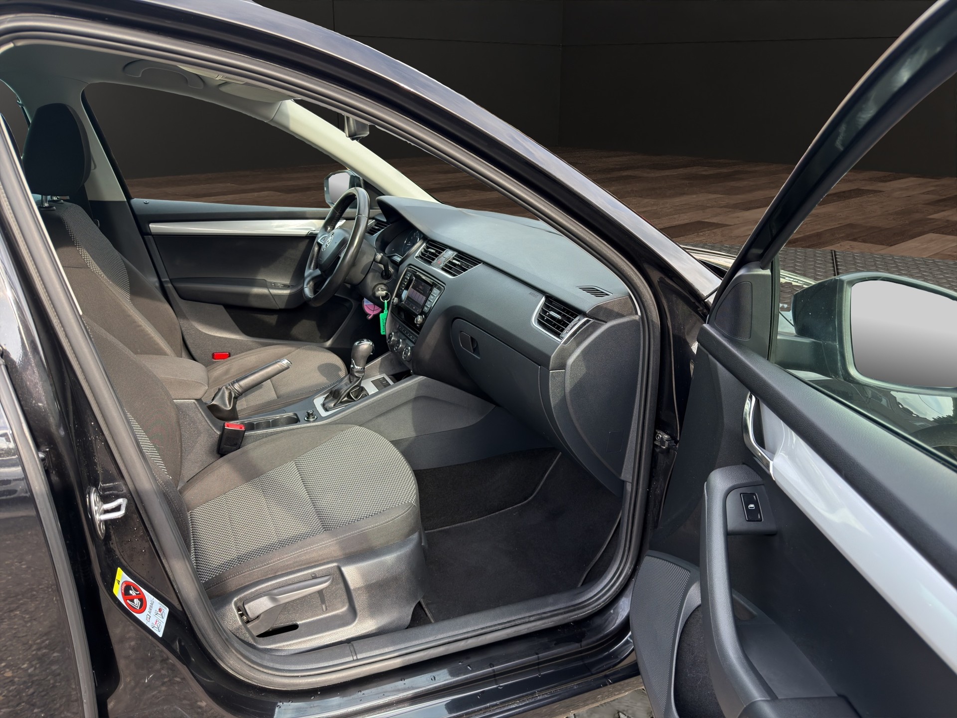 SKODA Octavia Combi 1.6 TDI Elegance DSG-image-11
