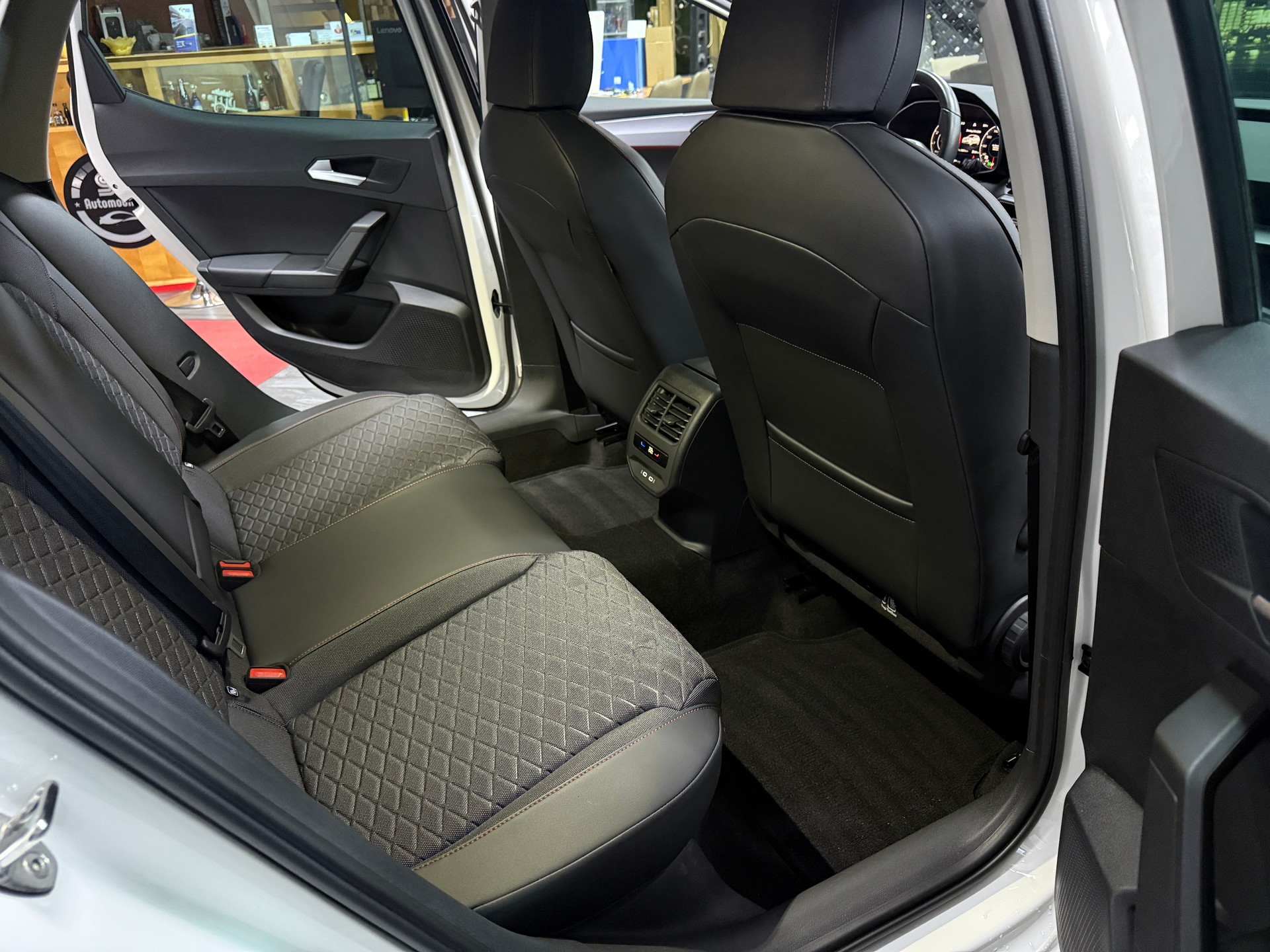SEAT Leon 2.0 TDI EVO DSG Style-image-14