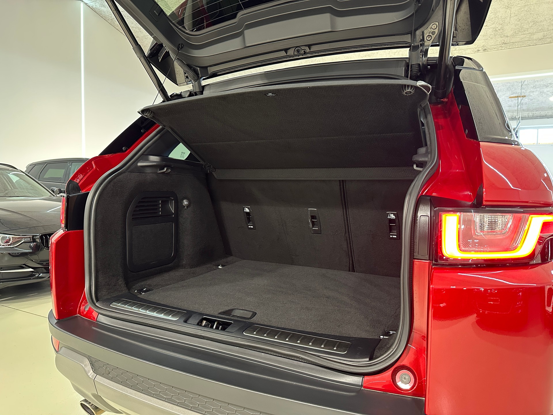 LAND ROVER Range Rover Evoque 2.0 TD4 SE Dynamic AT9-image-9