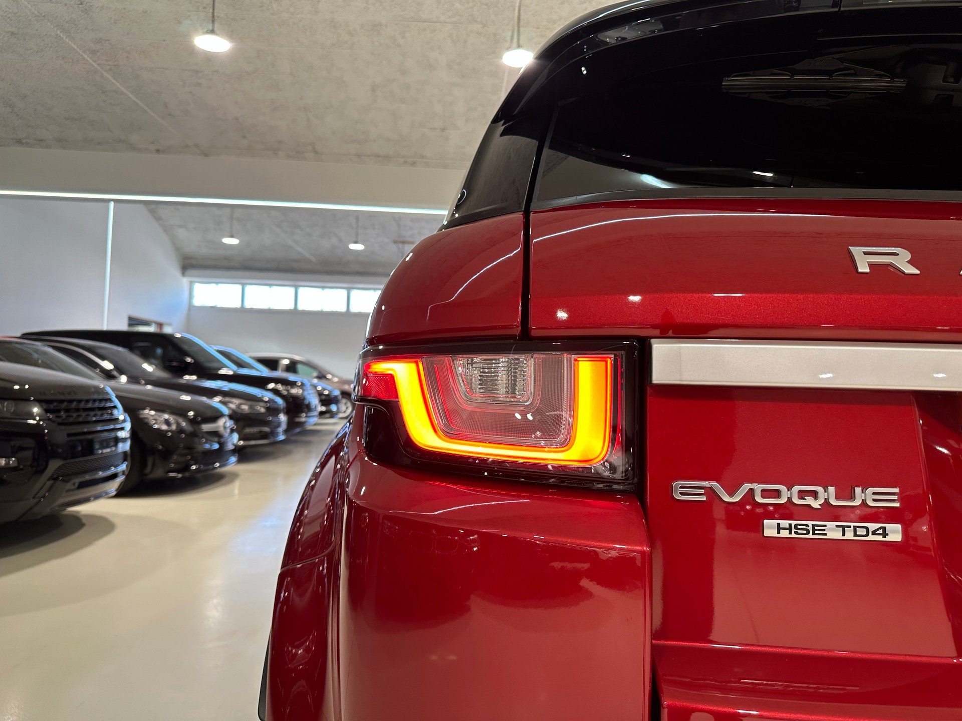 LAND ROVER Range Rover Evoque 2.0 TD4 SE Dynamic AT9-image-8