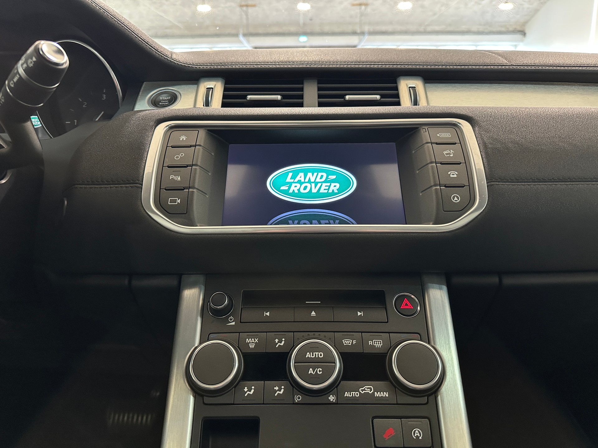LAND ROVER Range Rover Evoque 2.0 TD4 SE Dynamic AT9-image-18