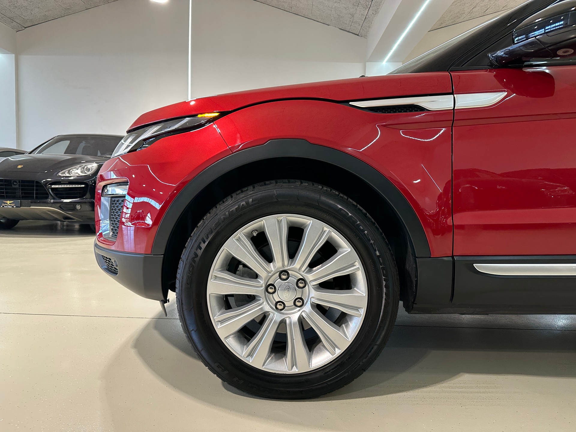 LAND ROVER Range Rover Evoque 2.0 TD4 SE Dynamic AT9-image-4