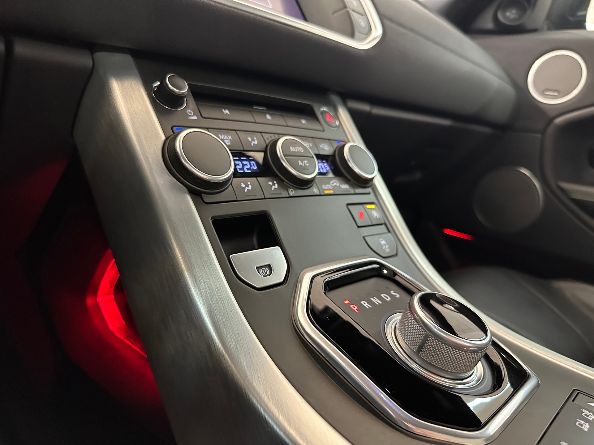 LAND ROVER Range Rover Evoque 2.0 TD4 SE Dynamic AT9-image-21