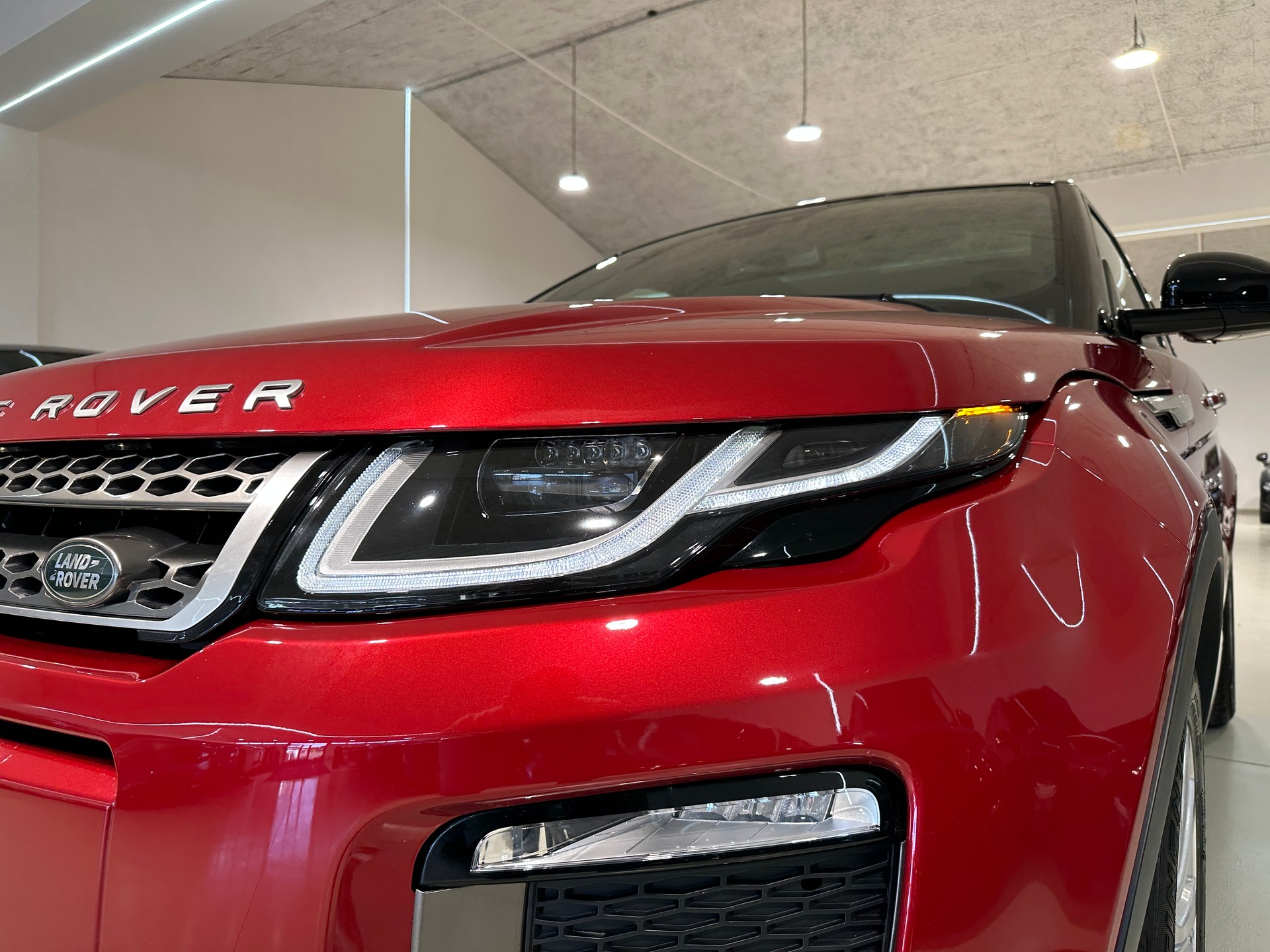 LAND ROVER Range Rover Evoque 2.0 TD4 SE Dynamic AT9-image-3