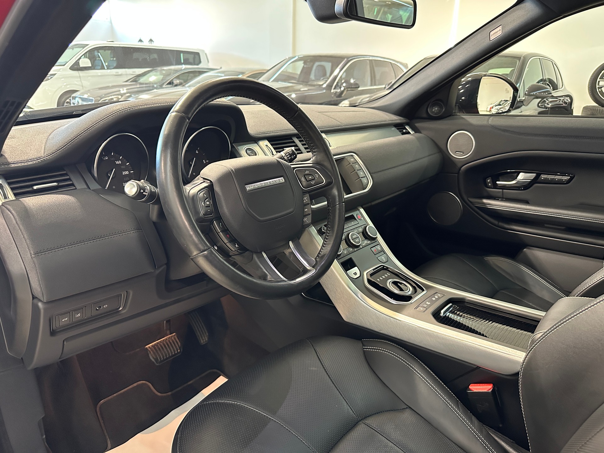 LAND ROVER Range Rover Evoque 2.0 TD4 SE Dynamic AT9-image-1