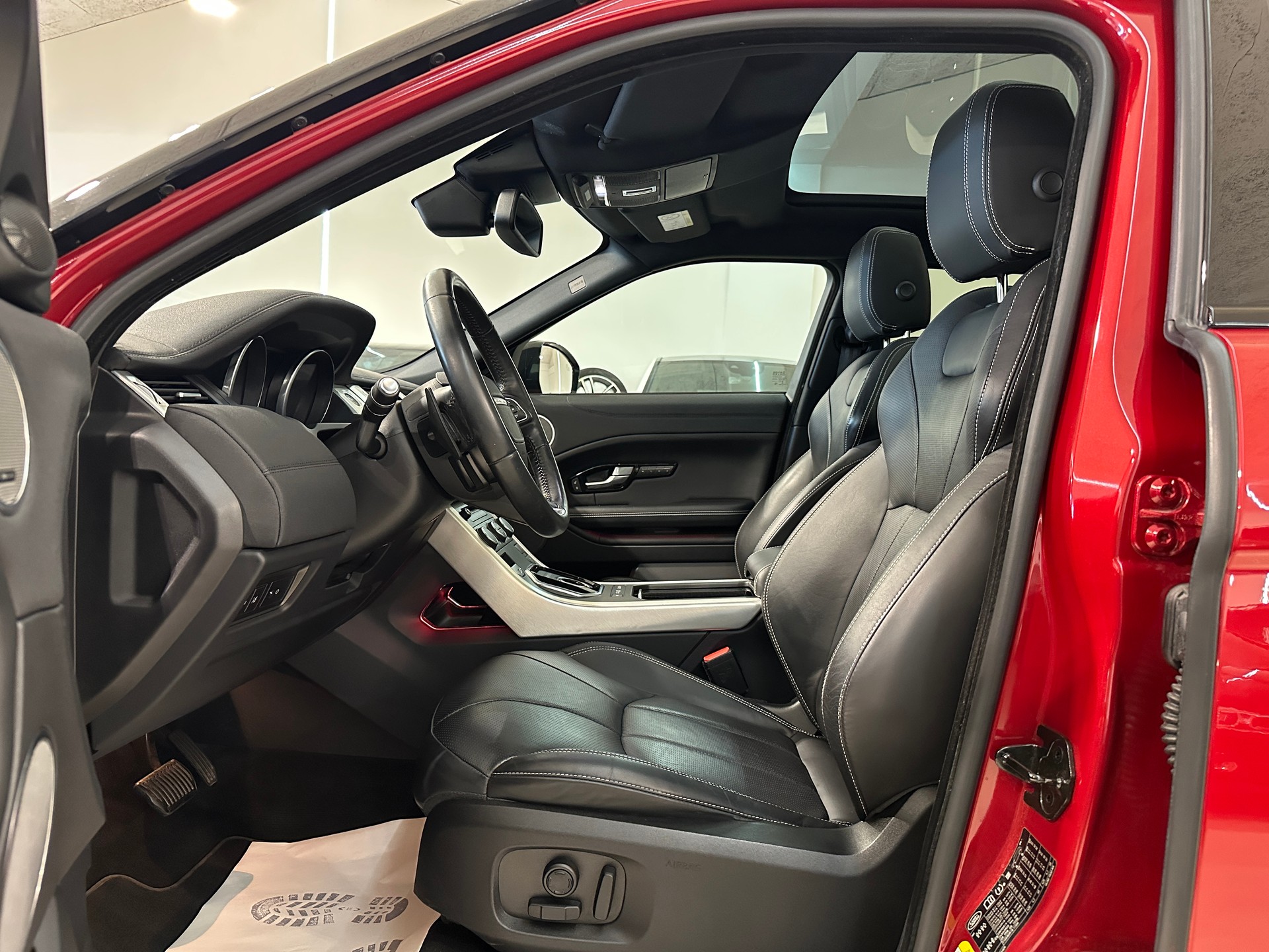LAND ROVER Range Rover Evoque 2.0 TD4 SE Dynamic AT9-image-13