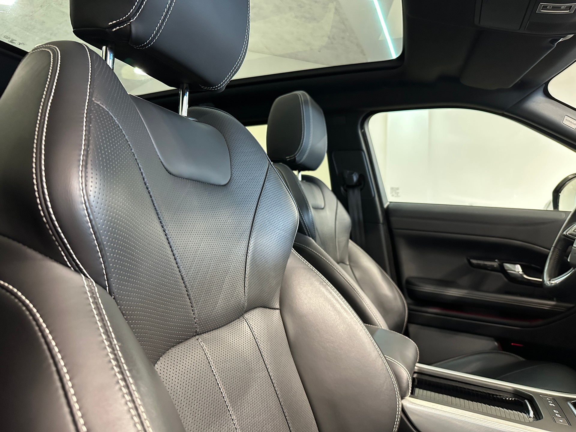 LAND ROVER Range Rover Evoque 2.0 TD4 SE Dynamic AT9-image-15