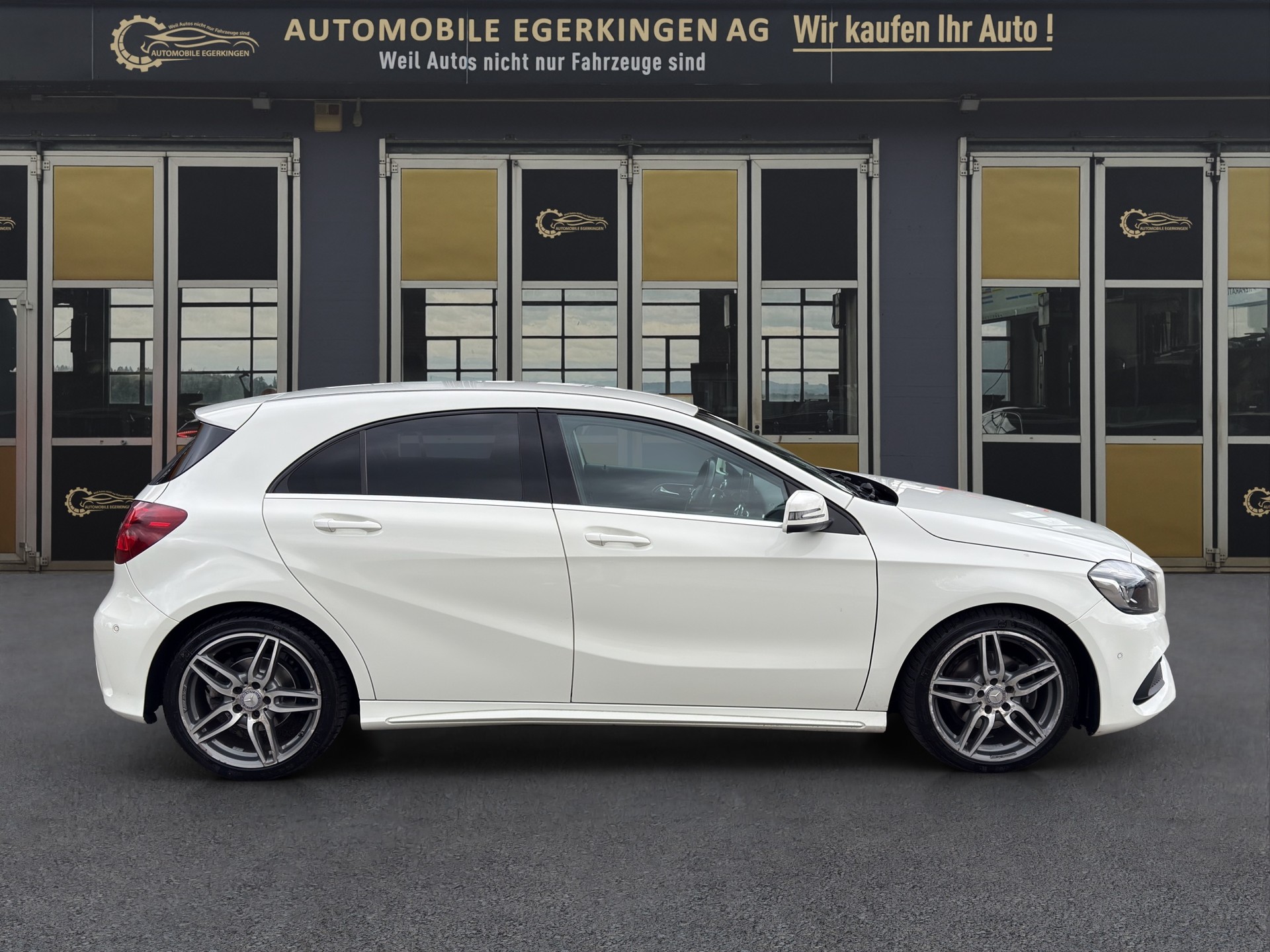 MERCEDES-BENZ A 200 AMG Line 7G-DCT-image-3