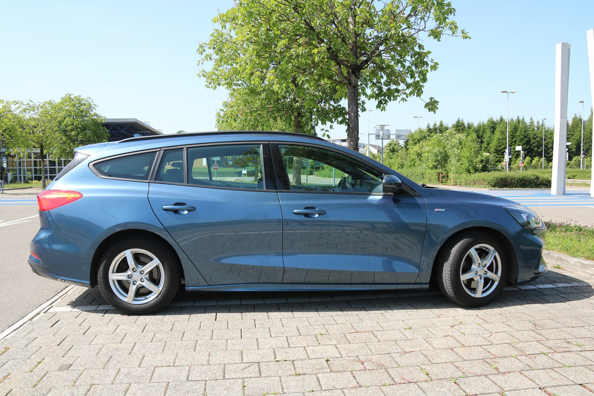 FORD Focus Station Wagon 1.0i EcoB 125 ST-Line-image-1