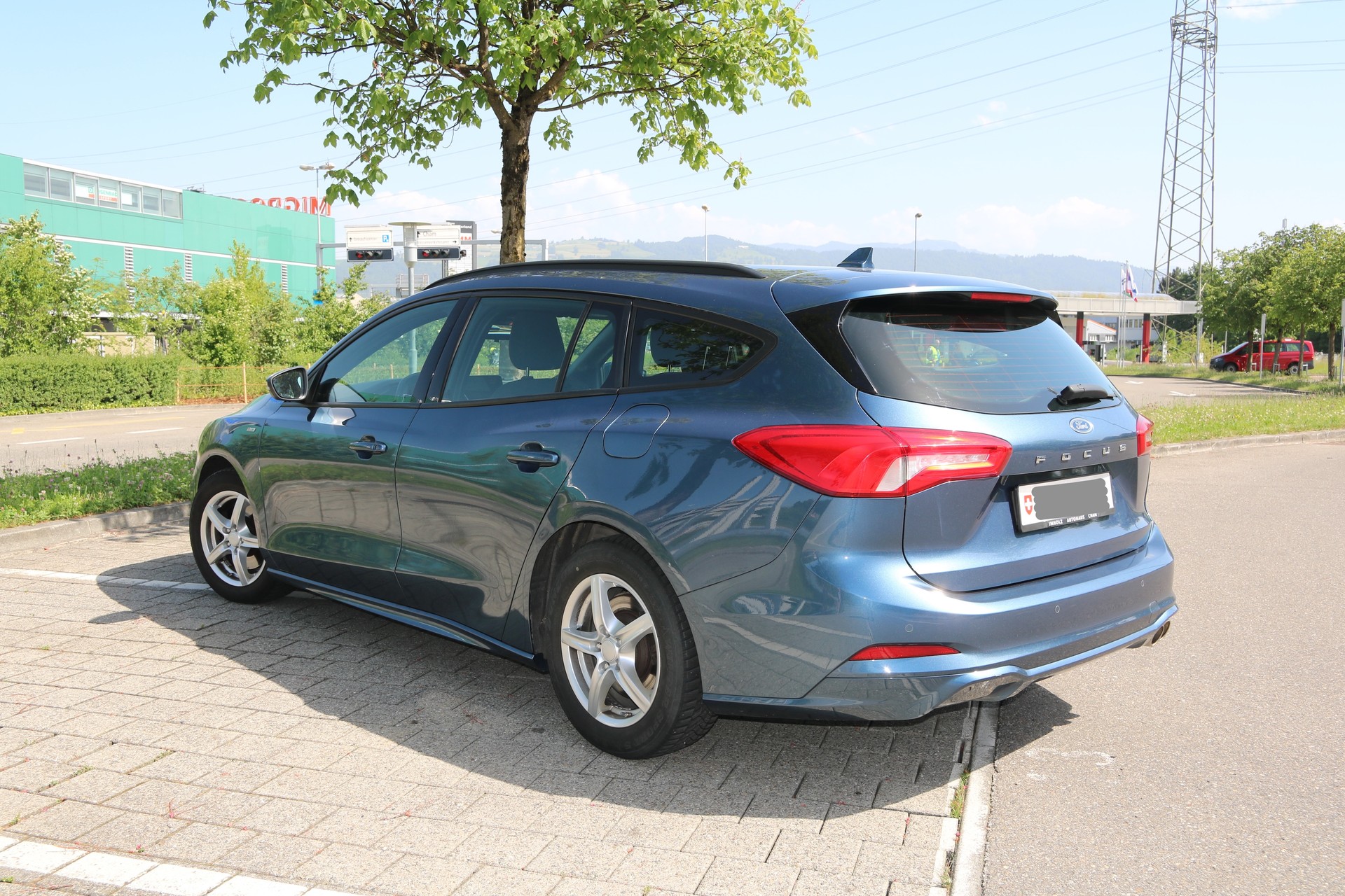 FORD Focus Station Wagon 1.0i EcoB 125 ST-Line-image-2