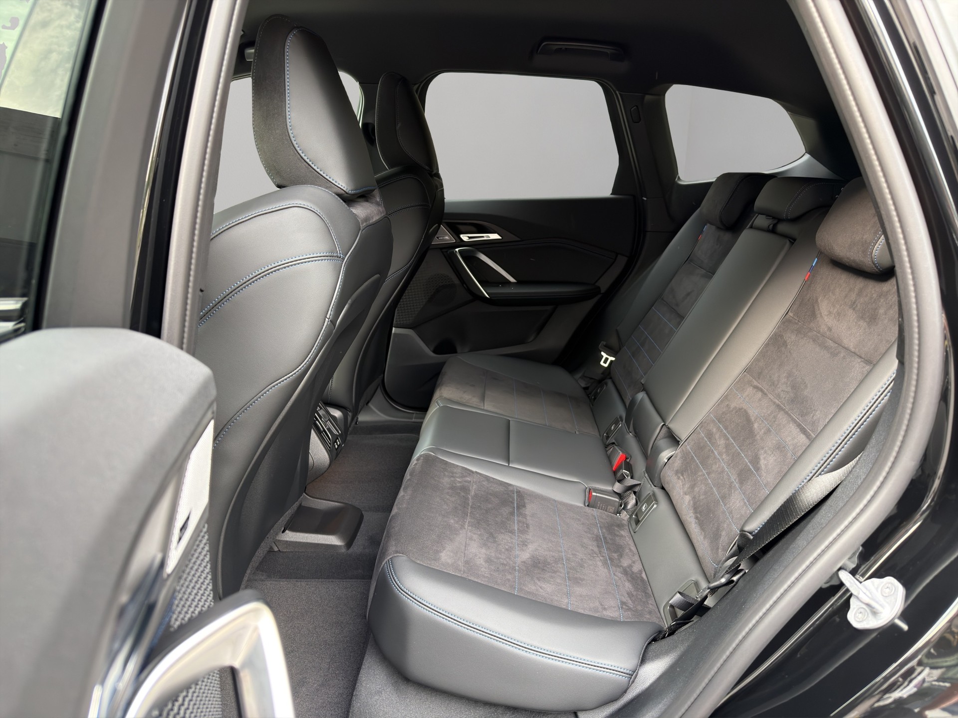 BMW iX1 xDrive 30 M Sport-image-17