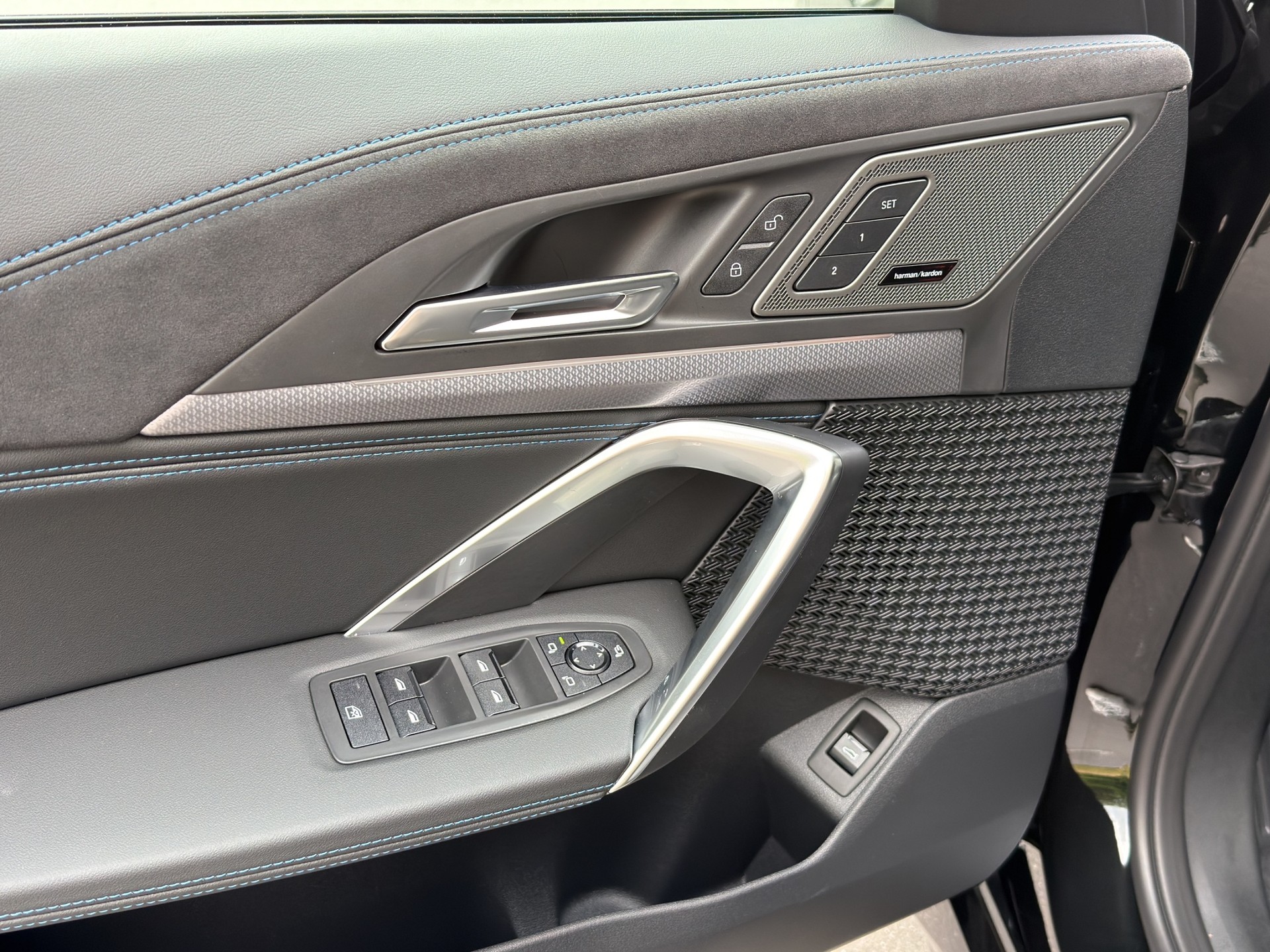BMW iX1 xDrive 30 M Sport-image-10