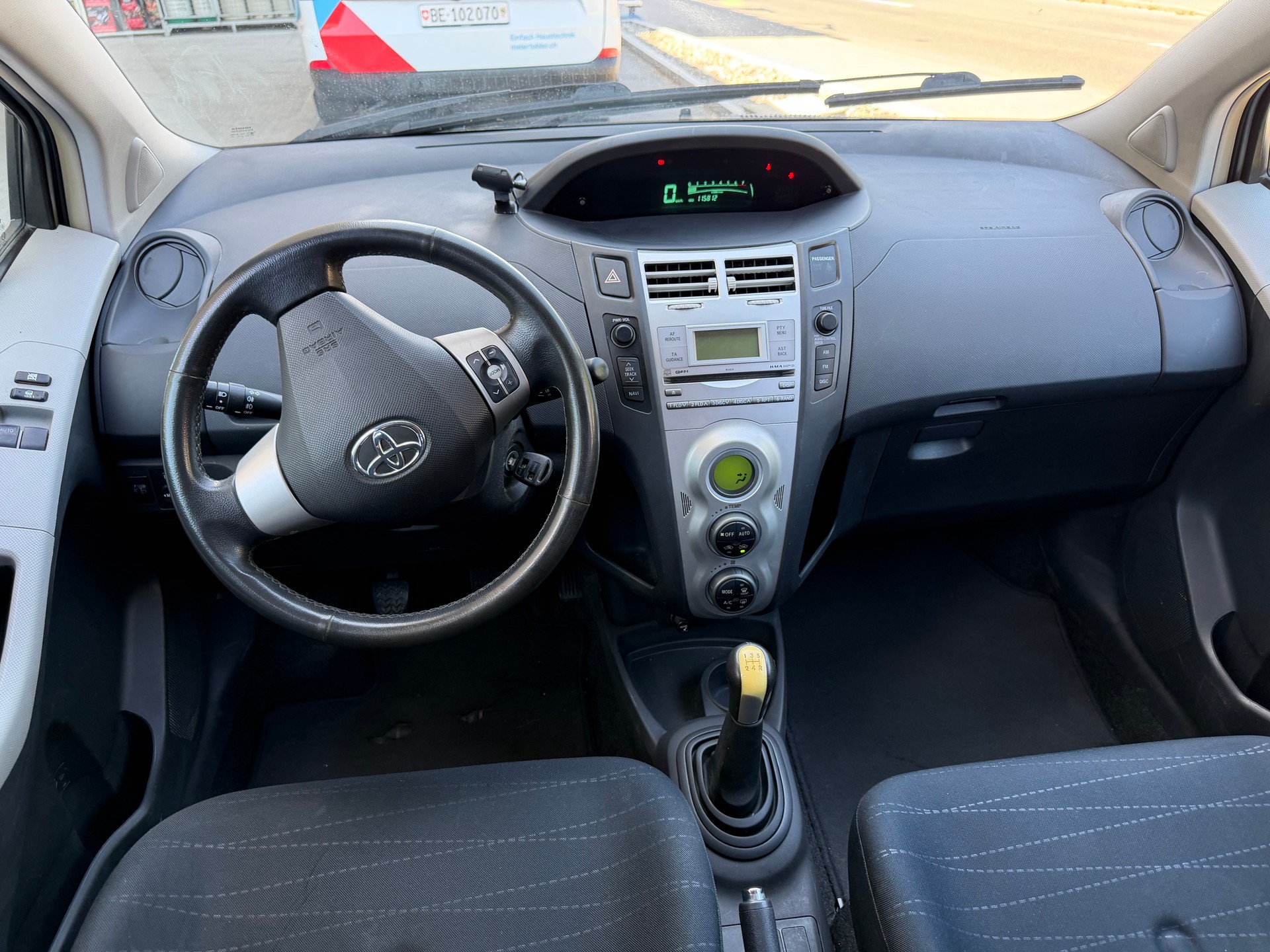 TOYOTA Yaris 1.3 Linea Luna-image-3