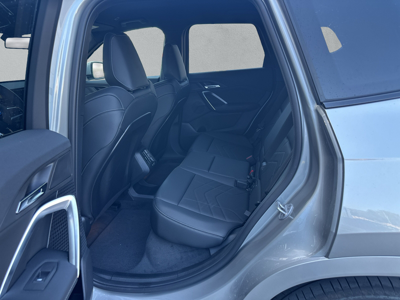 BMW iX1 xDrive 30 M Sport-image-13