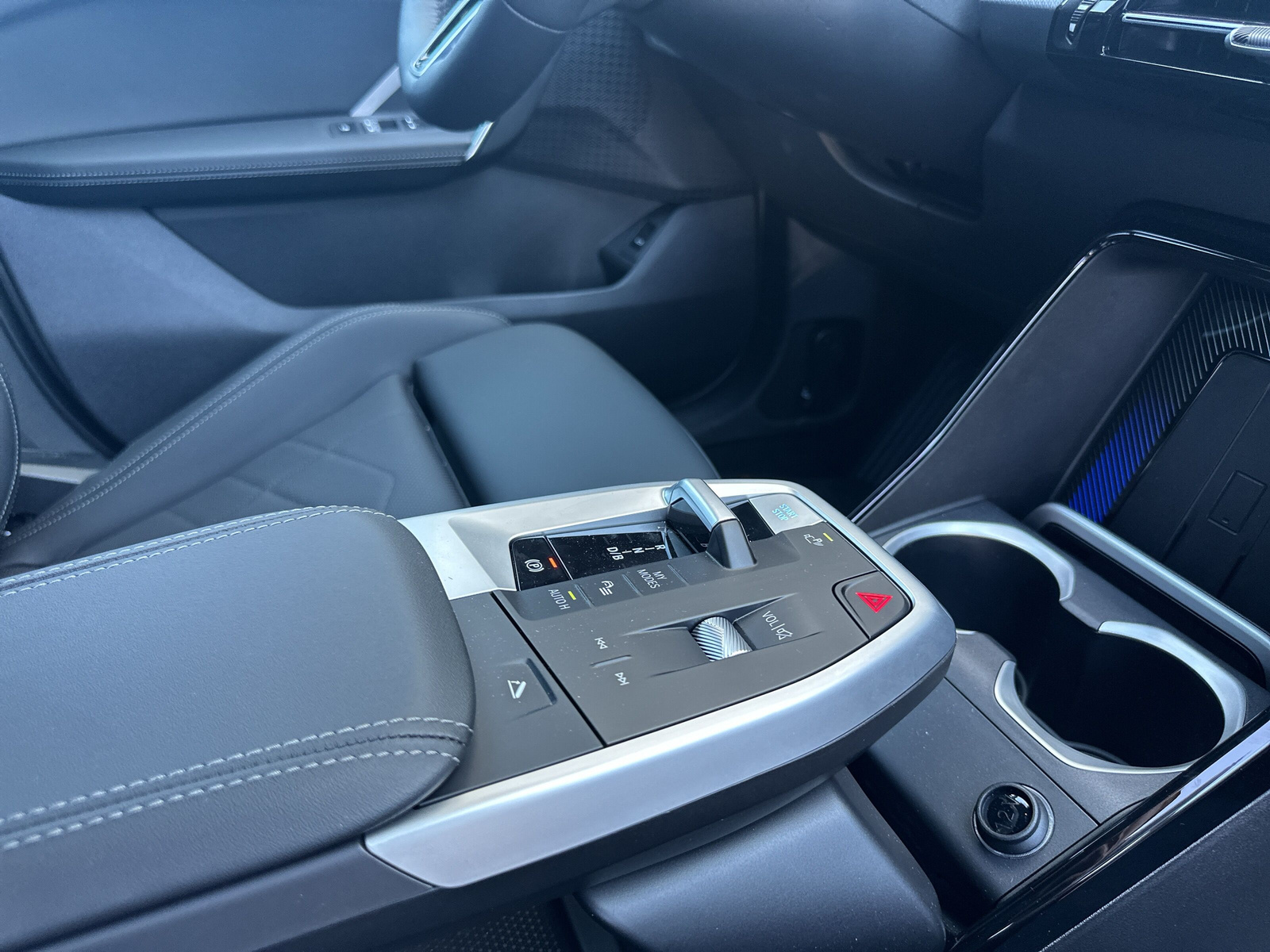 BMW iX1 xDrive 30 M Sport-image-12