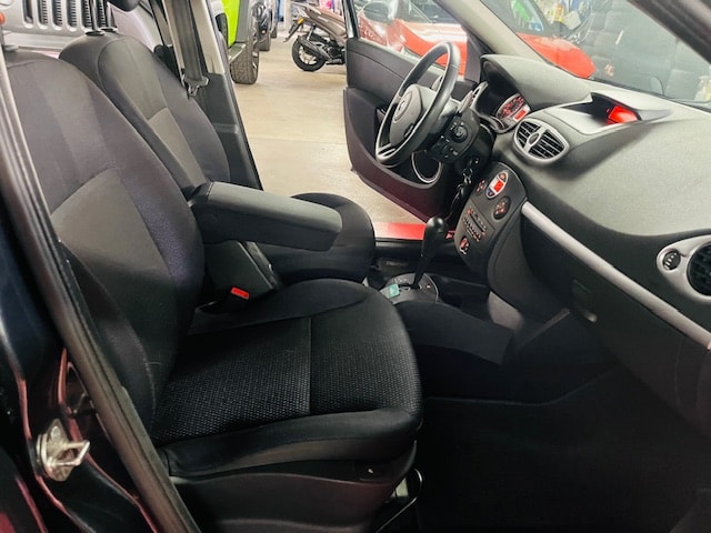 RENAULT Clio Grandtour 1.6 16V Dynamique Automatic-image-8