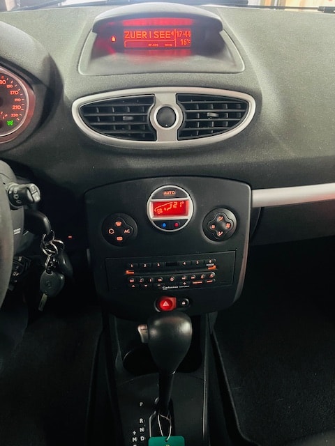 RENAULT Clio Grandtour 1.6 16V Dynamique Automatic-image-12