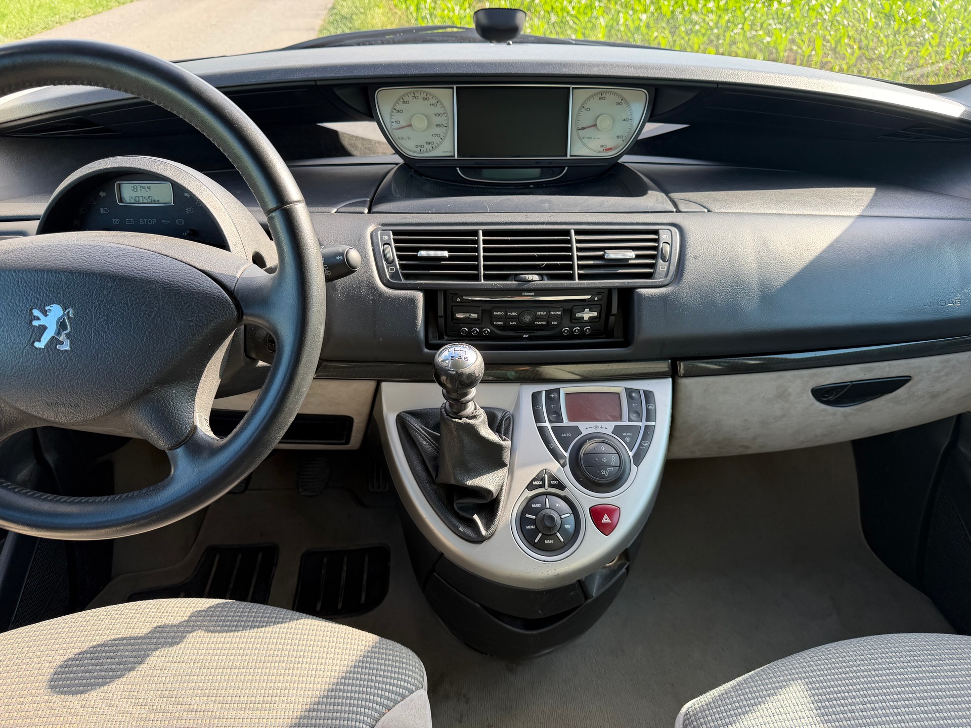 PEUGEOT 807 2.0 16V HDi Allure-image-12