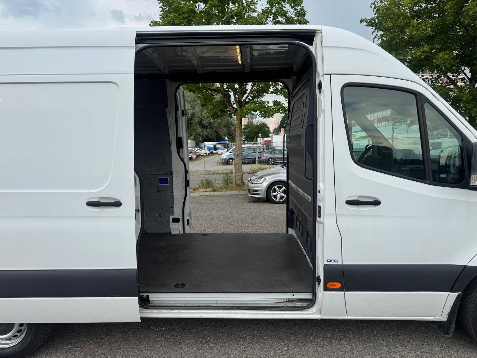MERCEDES-BENZ Sprinter 314 CDI Standard 9G-TRONIC FWD-image-4