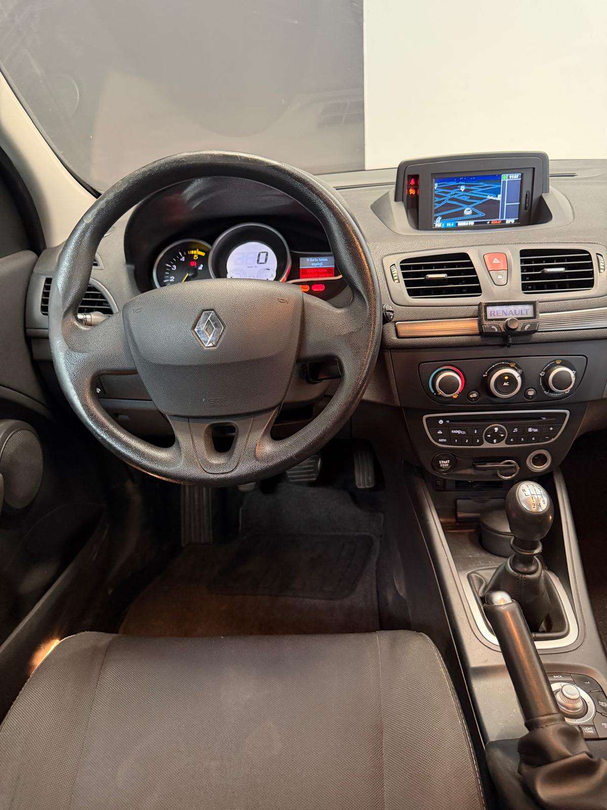 RENAULT Mégane Grandtour 1.5 dCi Dynamique ***CH-Fahrzeug***-image-7