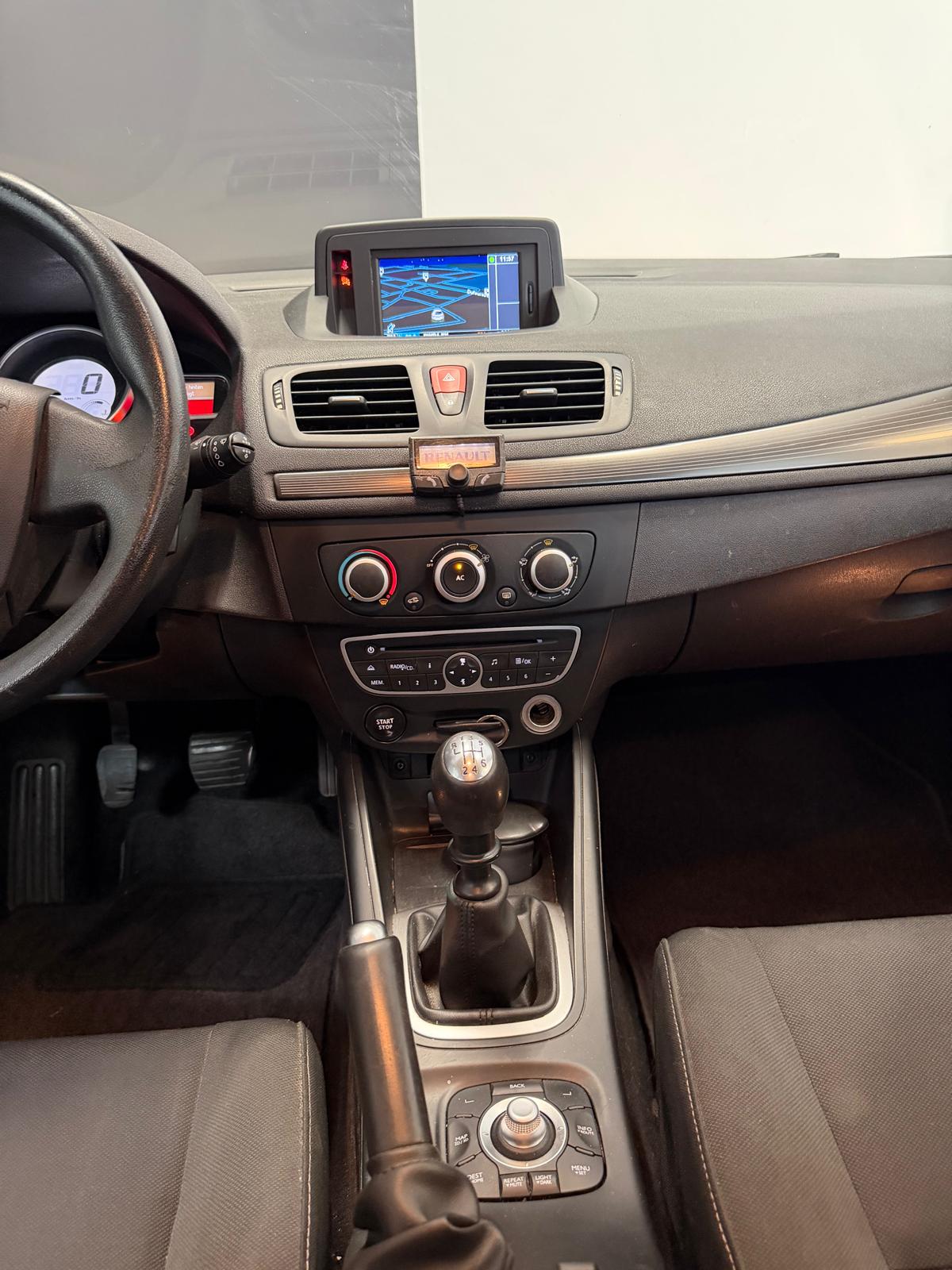 RENAULT Mégane Grandtour 1.5 dCi Dynamique ***CH-Fahrzeug***-image-9