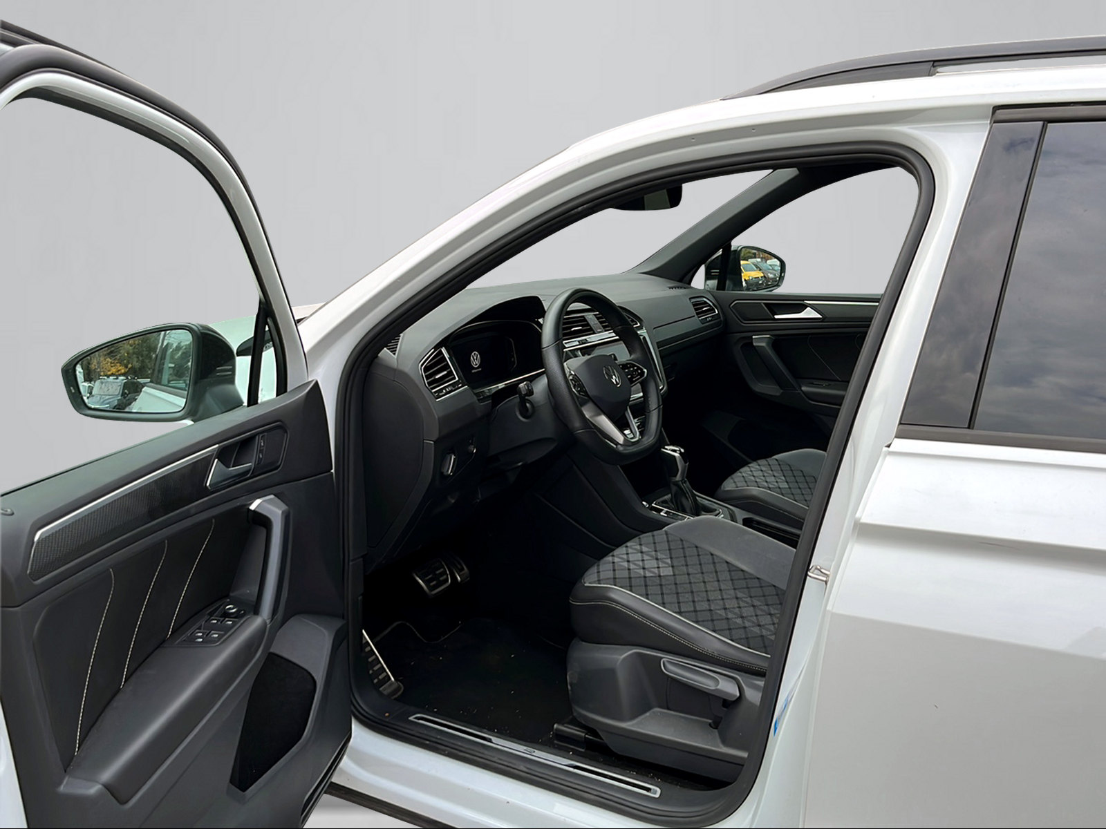 VW Tiguan 2.0TSI R-Line 4Motion DSG-image-2