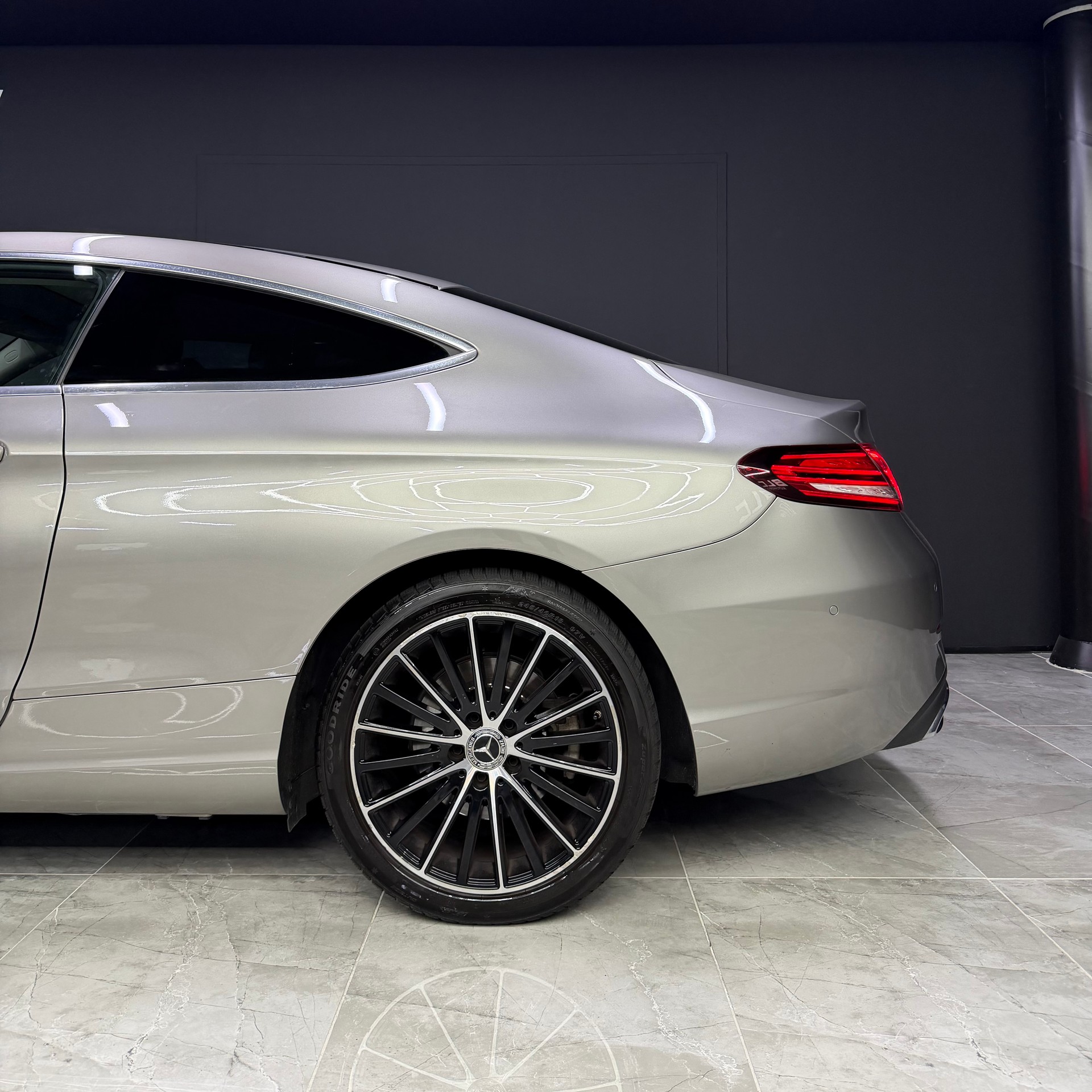 MERCEDES-BENZ C 220 d Coupé 9G-Tronic-image-6