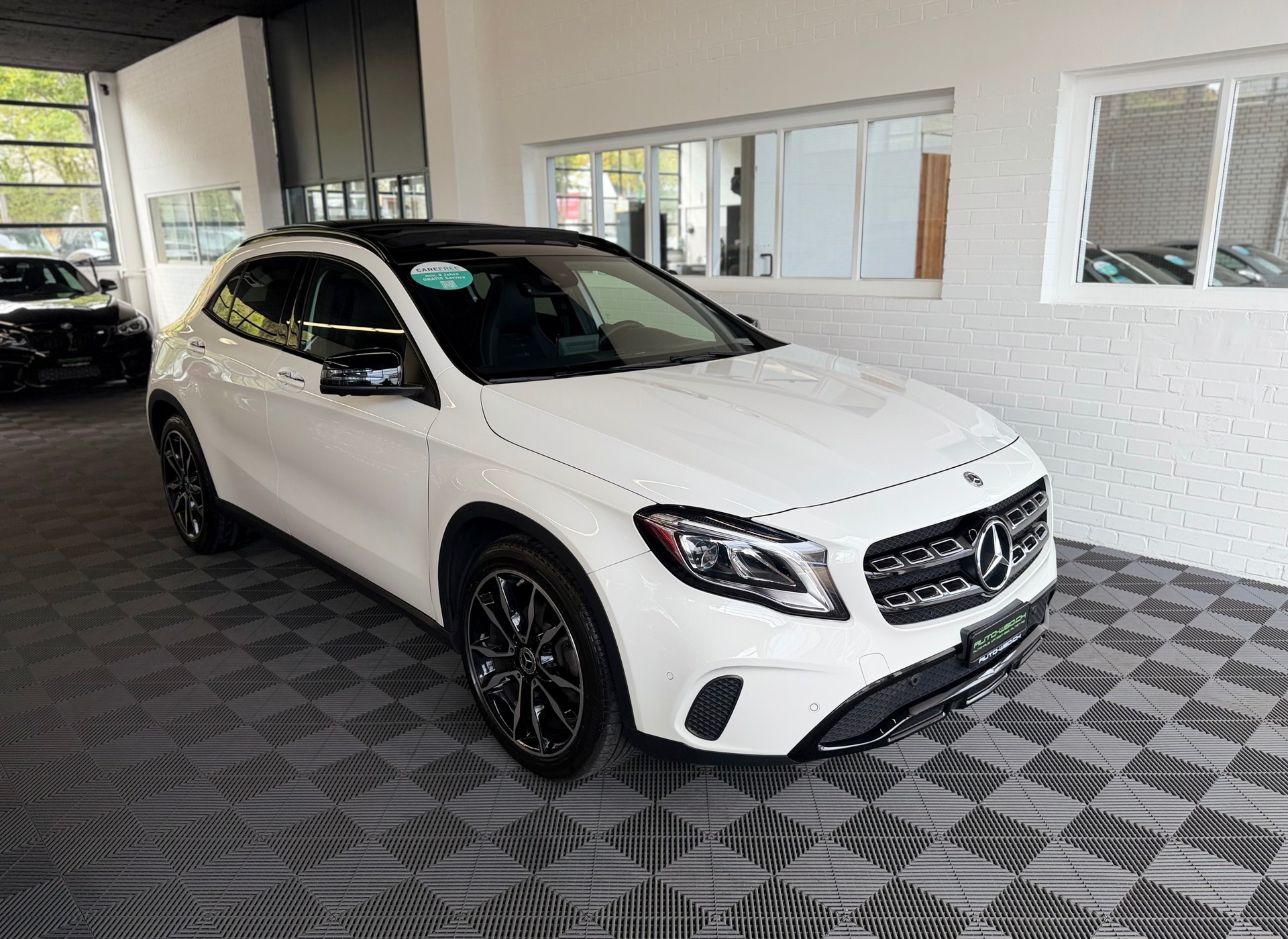 MERCEDES-BENZ GLA 200 Night Star 7G-DCT 156 PS * PANORAMA DACH *-image-0