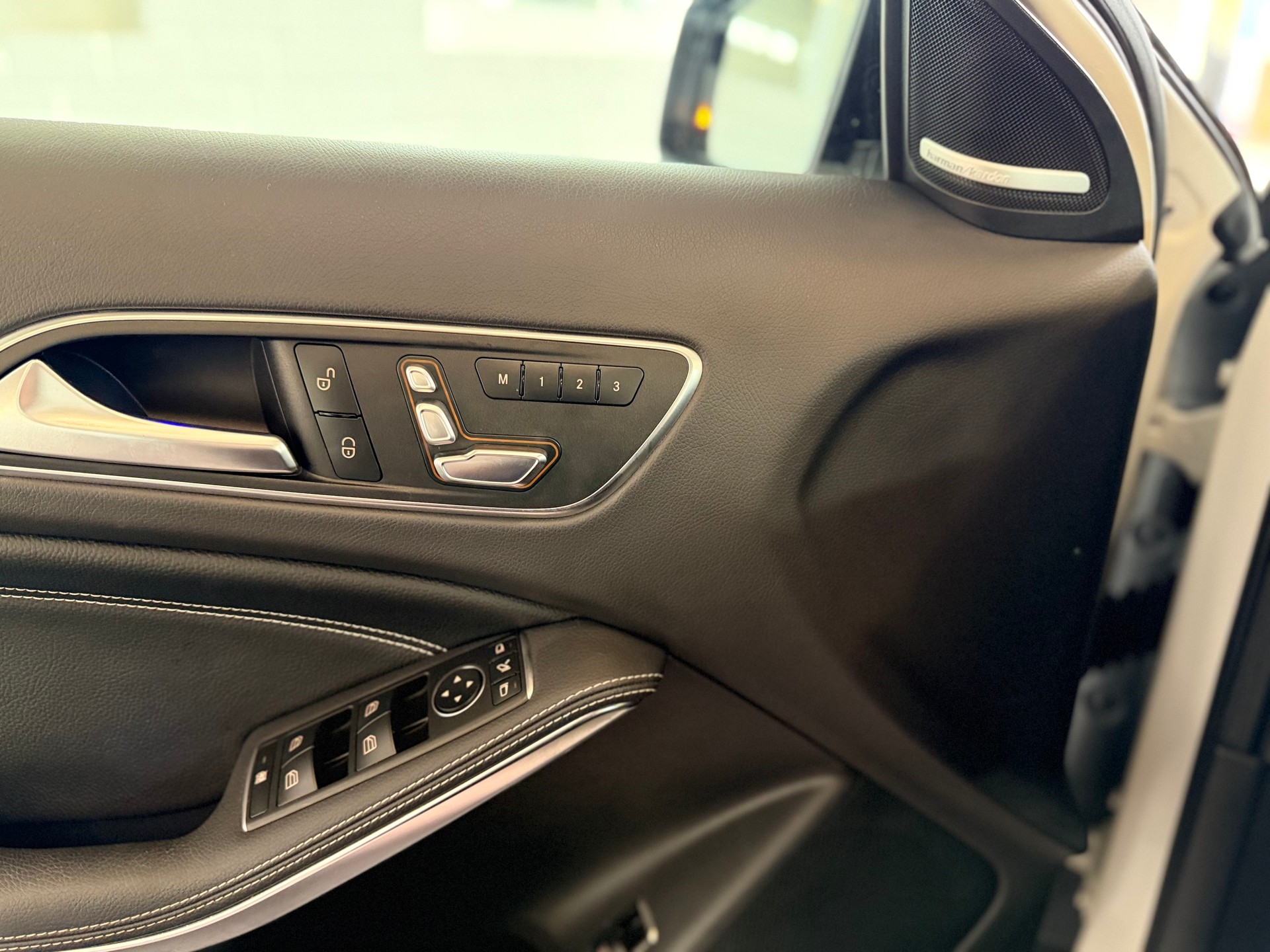 MERCEDES-BENZ GLA 200 Night Star 7G-DCT 156 PS * PANORAMA DACH *-image-19
